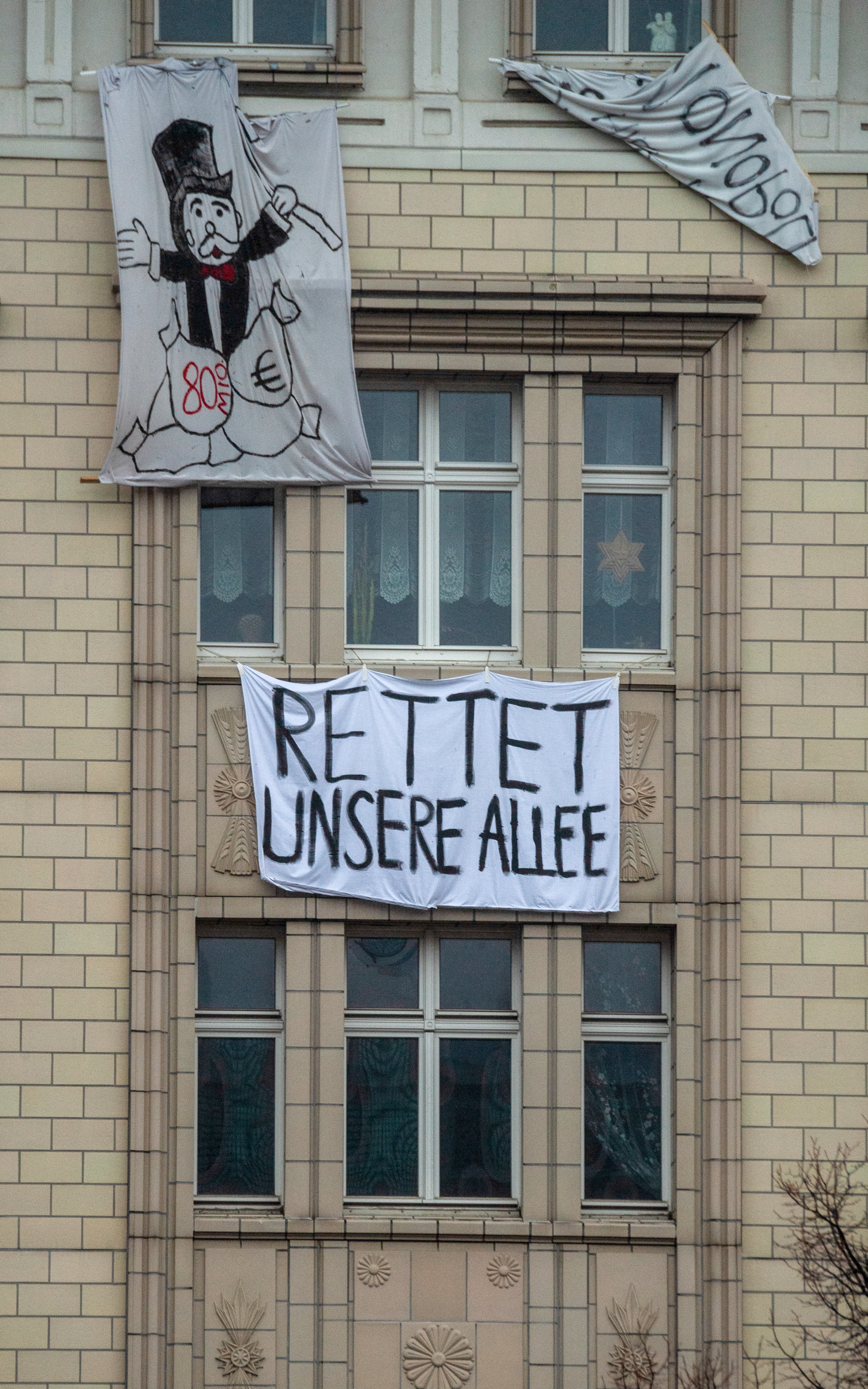 “Salven a nuestra avenida”, sostiene un residente (John MACDOUGALL / AFP)