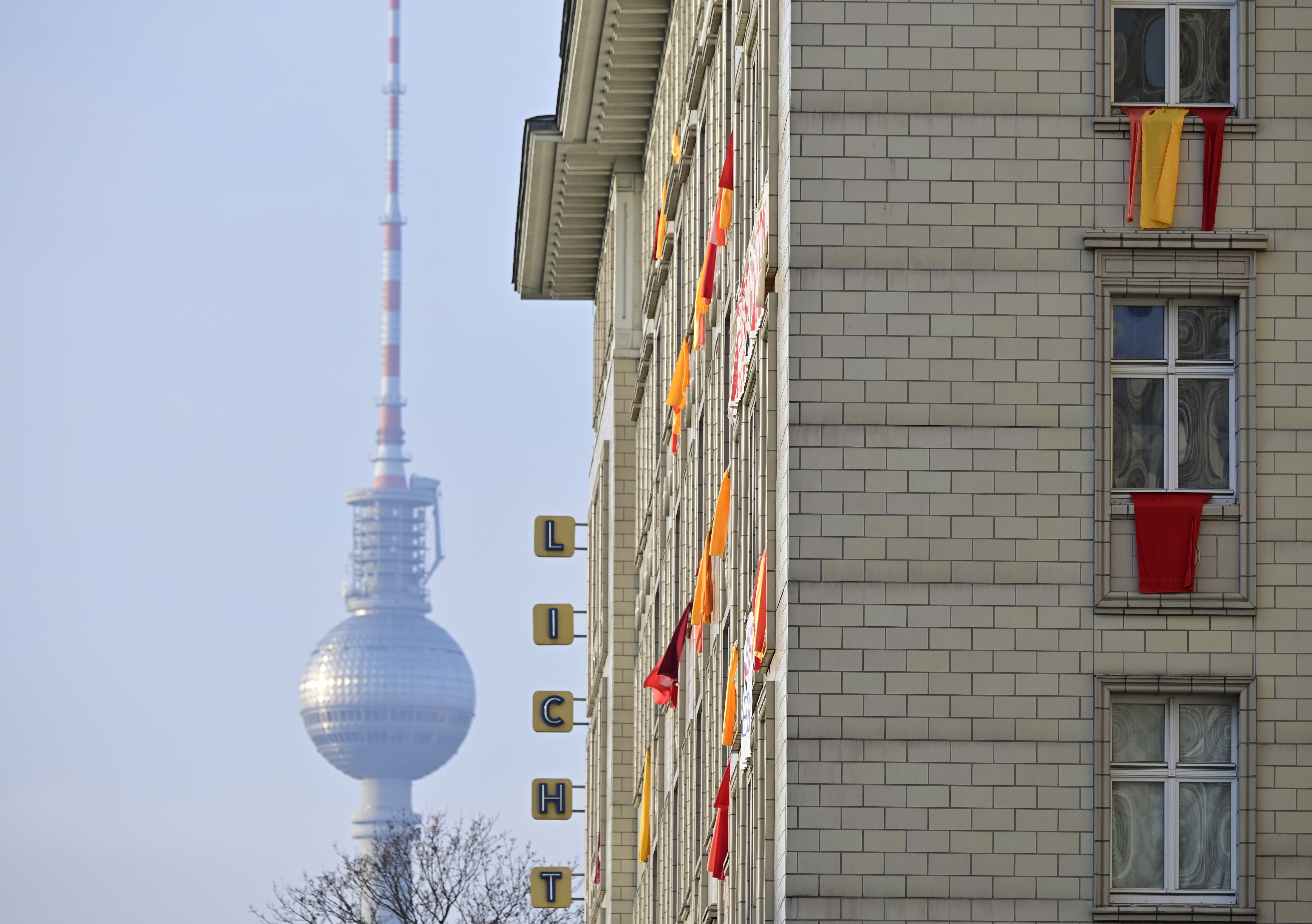 Uno de los edificios en cuestión, con la icónica Fernsehturm (Torre de Televisión) de Berlín del Este, sobre Alexander Platz (Photo by Tobias SCHWARZ / AFP)