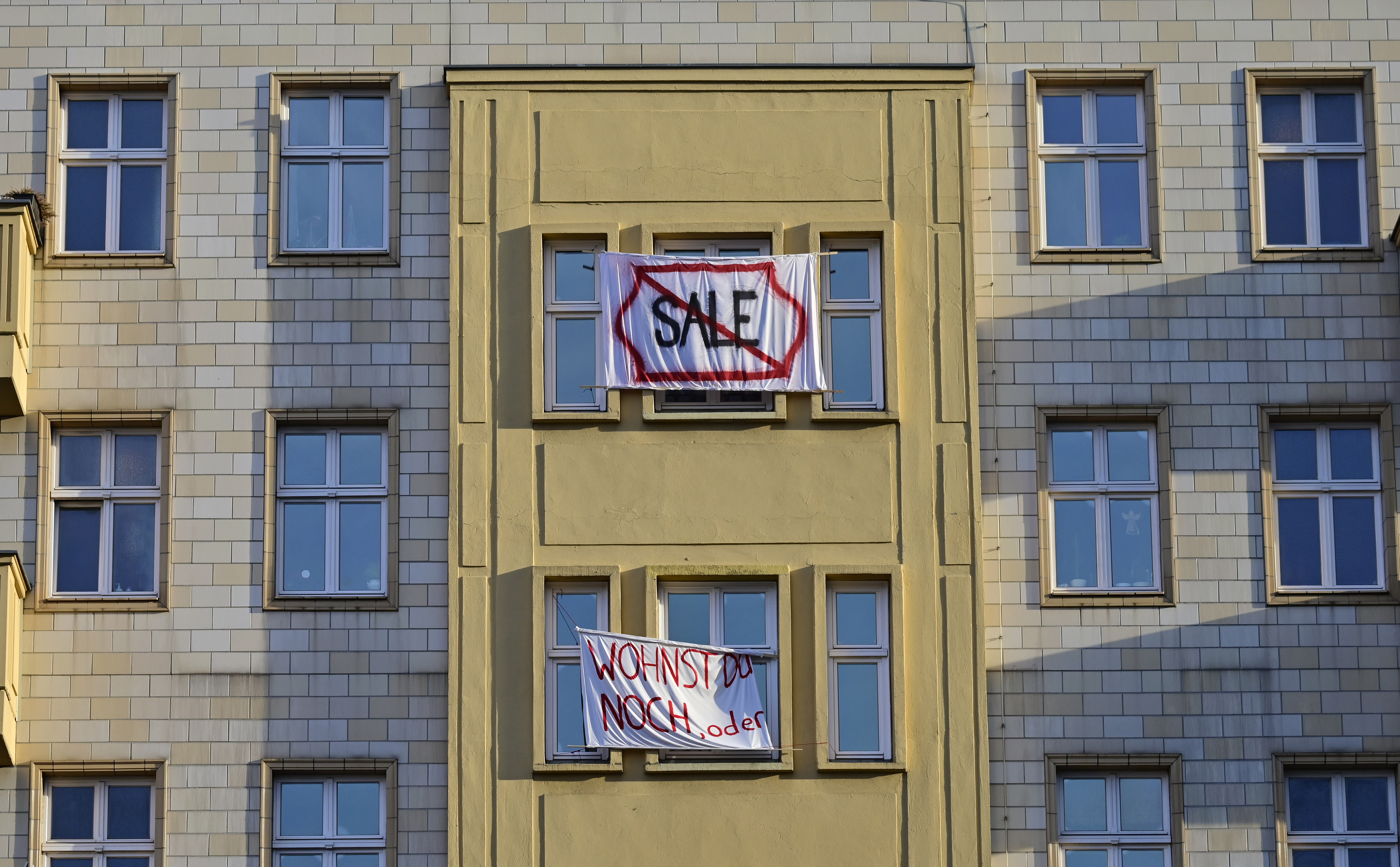 El rechazo a la venta de los inmuebles, en carteles de protesta (Photo by Tobias SCHWARZ / AFP)