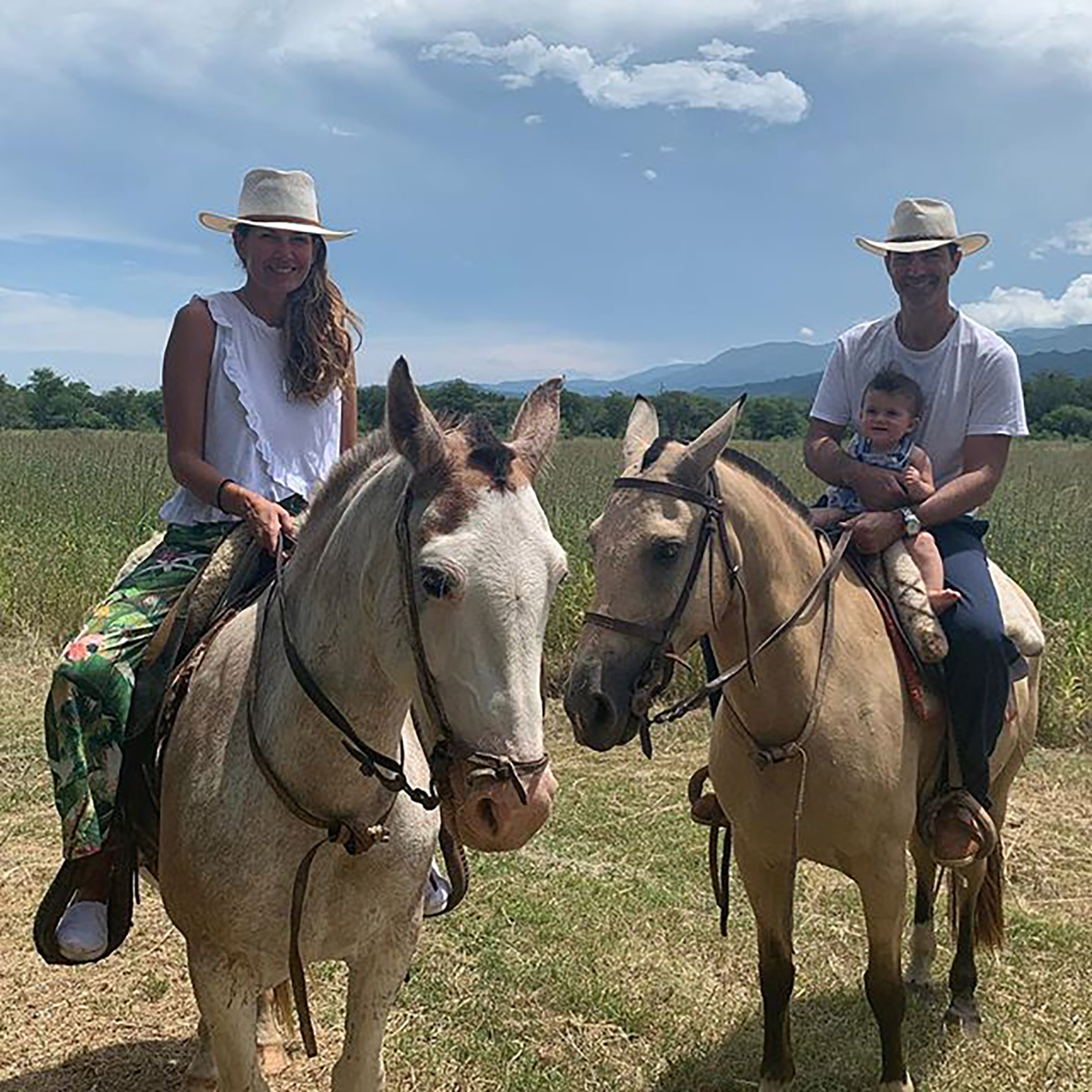 Aprovecharon para cabalgar en compañía de su hija Isabelita (Instagram)