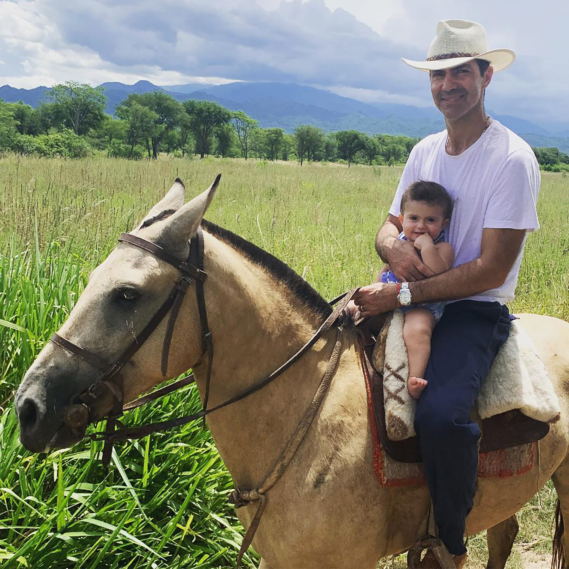 Juan Manuel Urtubey fue quien llevó a la pequeña durante el paseo (Instagram)