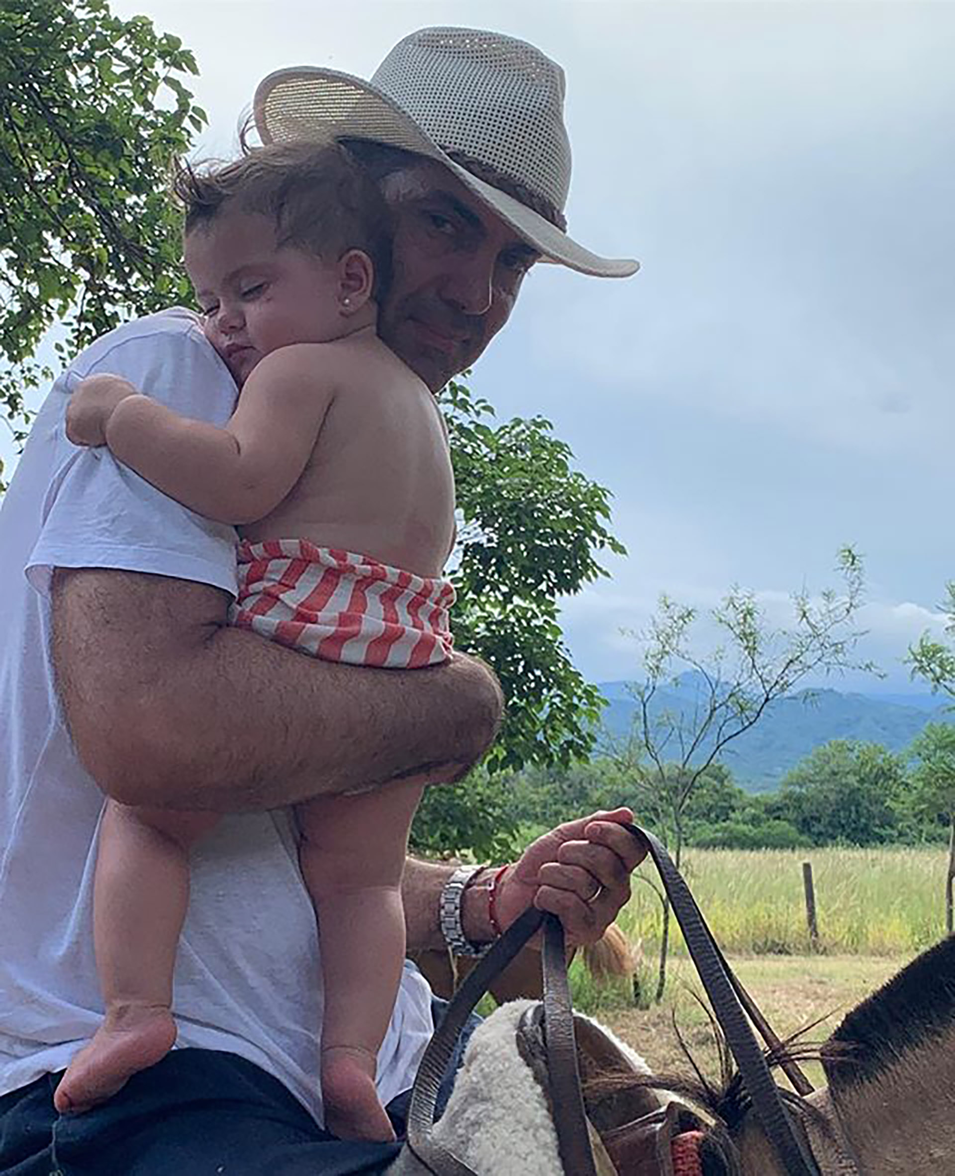 Juan Manuel Urtubey con su hija en sus brazos (Instagram)