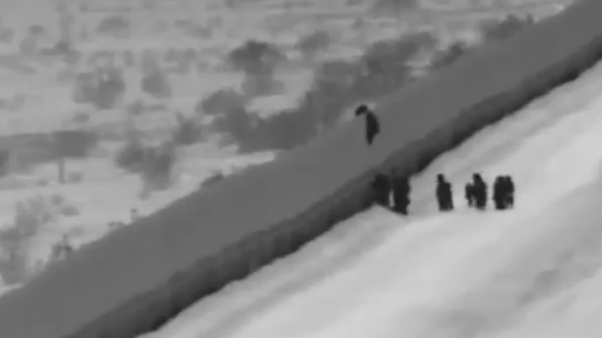 La Patrulla Fronteriza publicó un video donde se observa a la niña inmigrante que cae al suelo en el momento de cruzar la valla fronteriza (Foto: captura de pantalla)