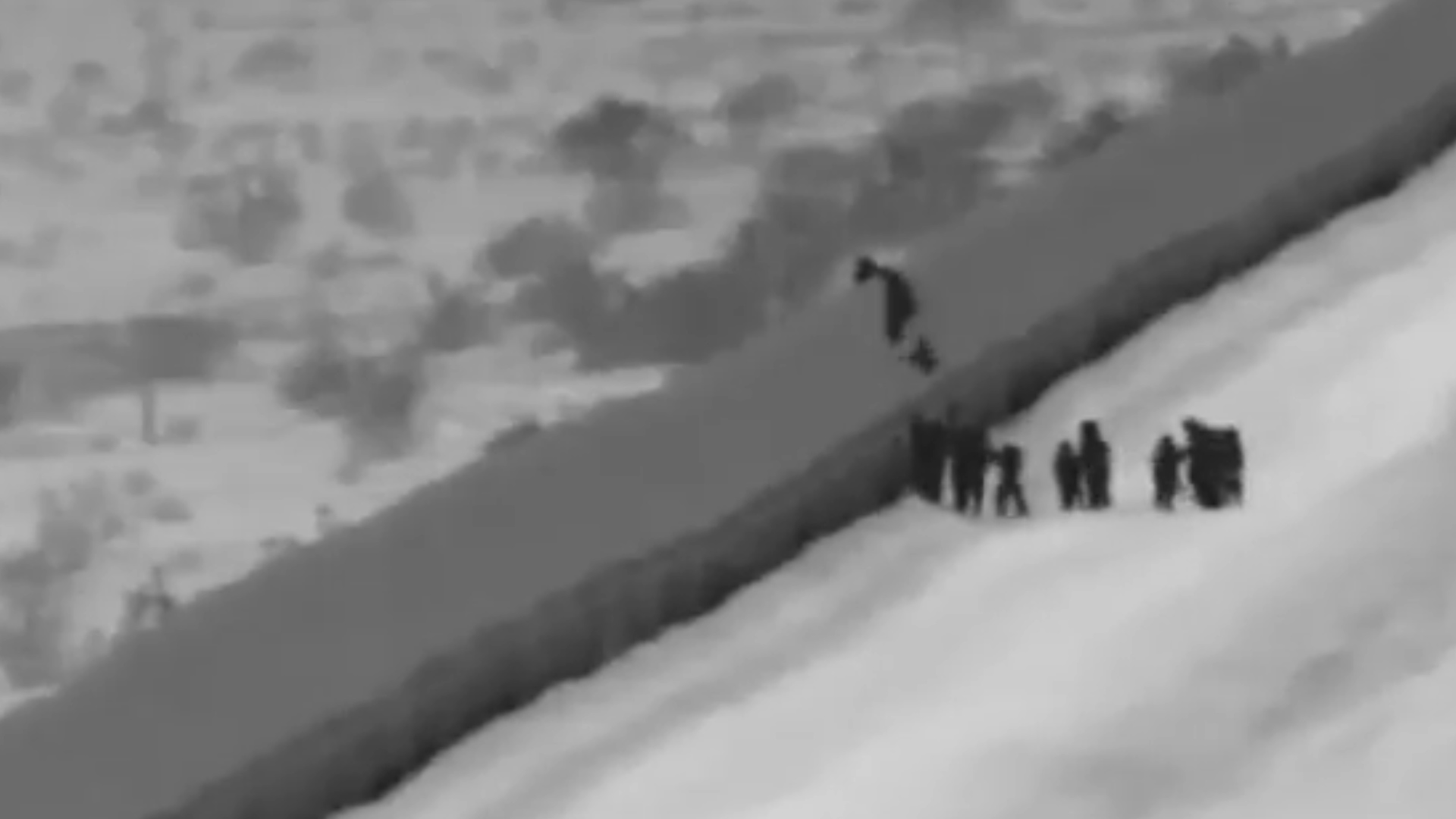 El grupo de 49 inmigrantes guatemaltecos con los que viajaba la menor fue arrestado ayer. (Foto: captura de pantalla)