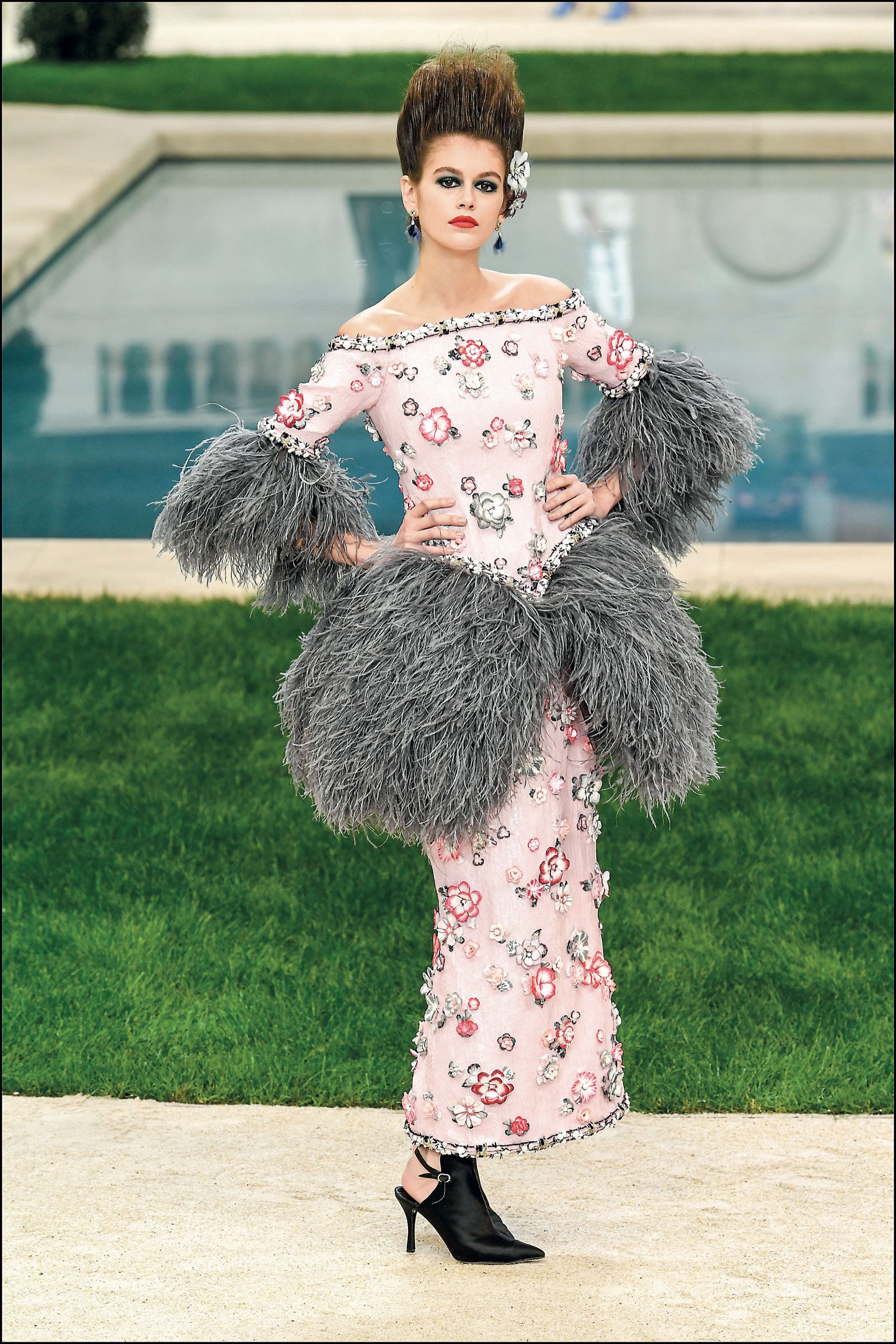 Kaia Gerber en la pasarela de Chanel, la última creación de alta costura de Lagerfeld