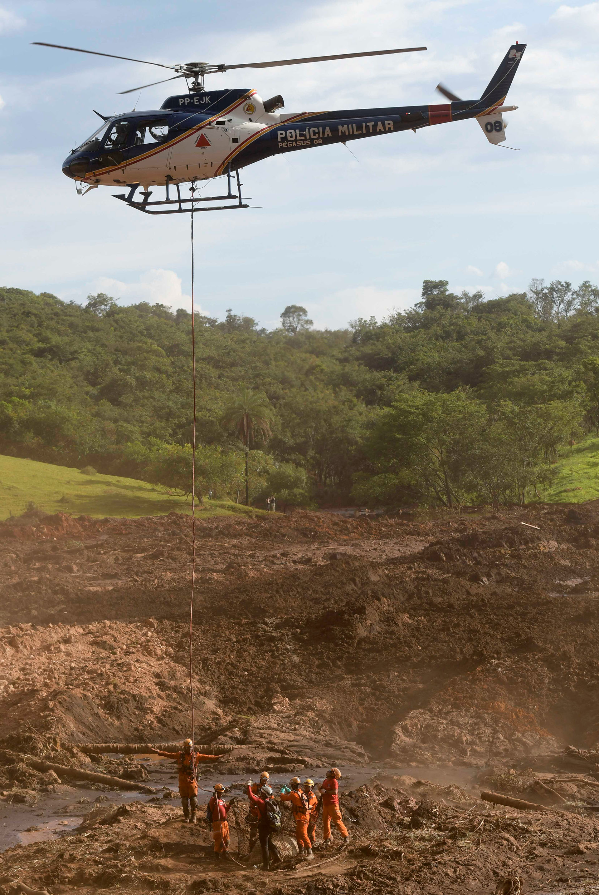 Los trabajados de las autoridades continúan tras la tragedia en Minas Gerais (Reuters)
