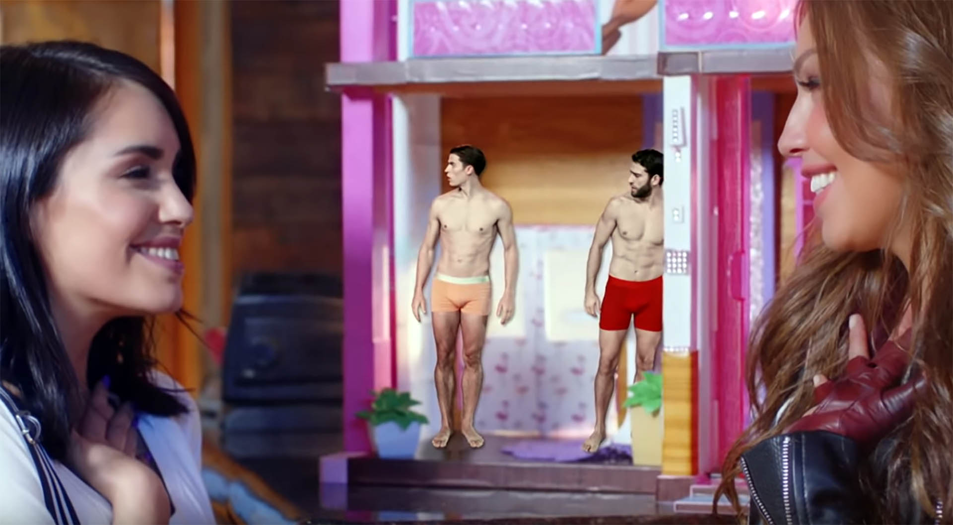 El videoclip tiene una duración aproximada de tres minutos