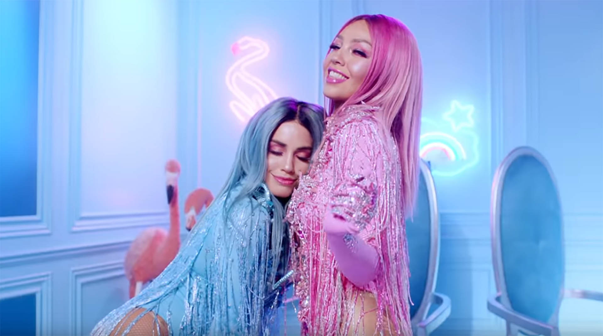 A lo largo del clip, las artistas lucen diversos looks