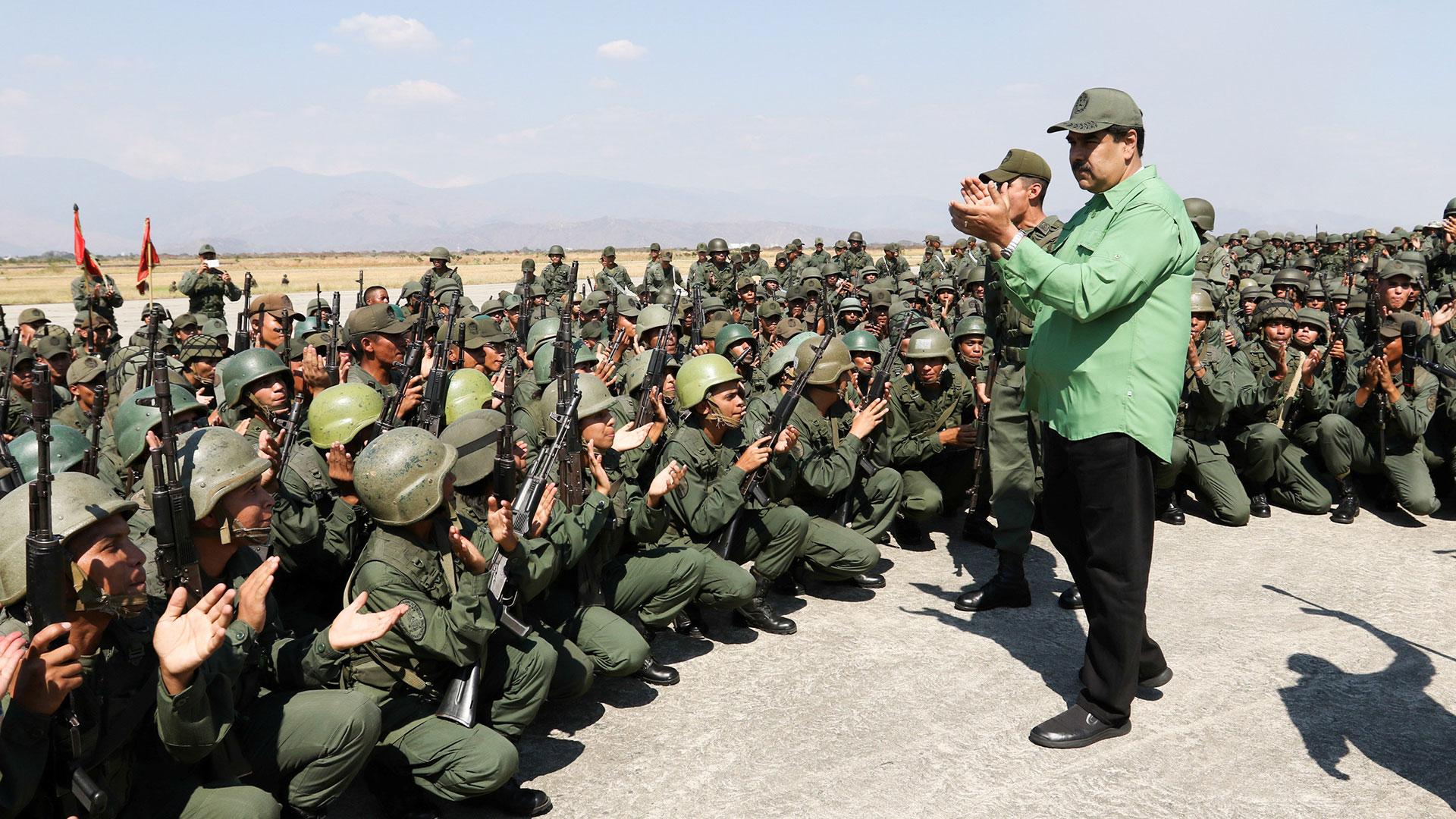 Nicolás Maduro junto a militares venezolanos (Reuters)