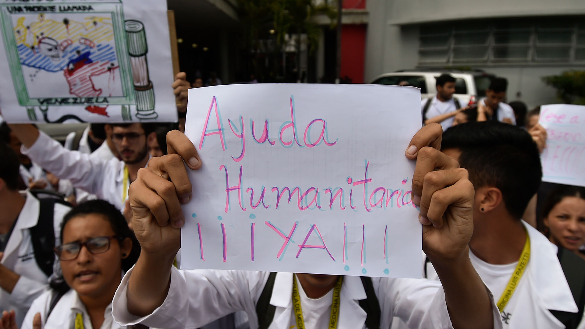 Una de las protestas en la que la gente reclama la llegada de ayuda humanitaria (AFP)