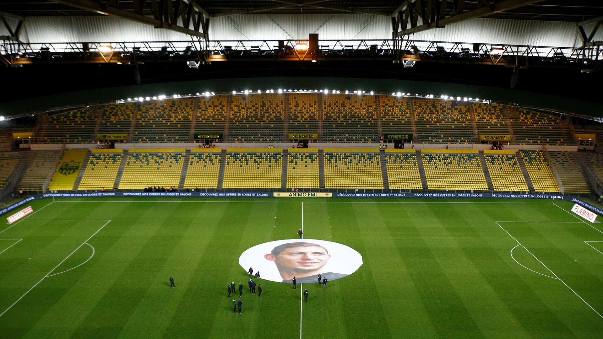En el centro del campo de juego se colocó una imagen gigante de Sala