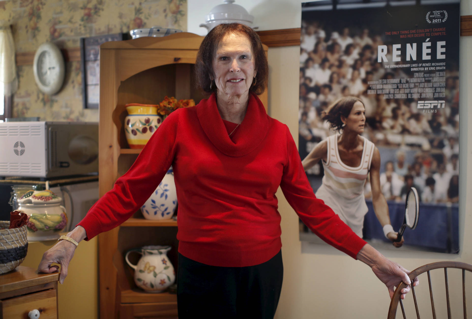 Renée, antes Richard, posa en su casa delante de un afiche que la muestra en acción. En 1977 jugó en Buenos Aires, ganó la final y se llevó todas las miradas.