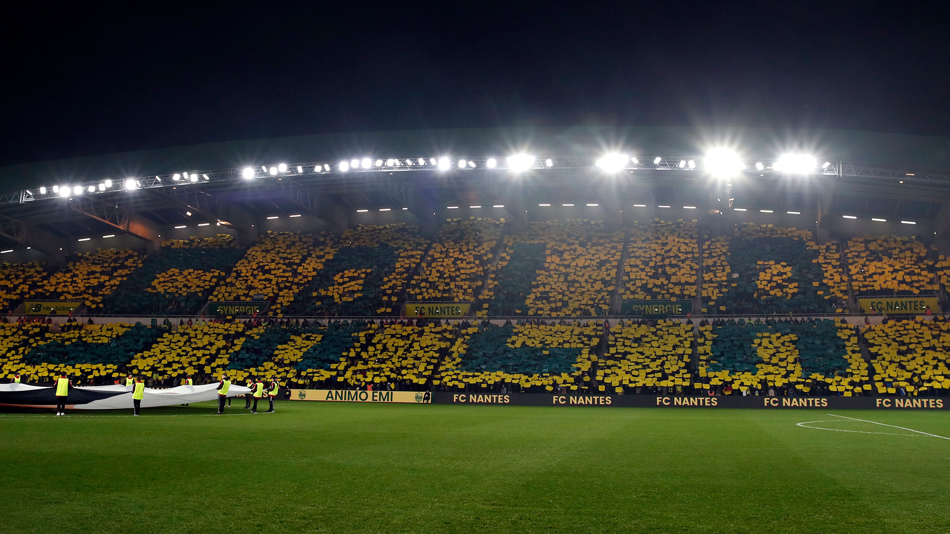 Las tribunas del estadio mostraron hoy el apellido de Emiliano con un gigantesco mosaico
