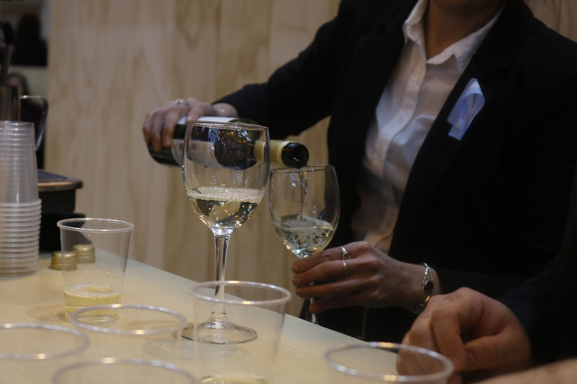 Los vinos argentinos, también presentes. Santos y el gobernador de Mendoza, Alfredo Cornejo, presentaron la oferta vitivinícola en el stand de la Asociación Española de Enoturismo. Además, Argentina, Mendoza y Nouvelle-Aquitaine firmaron un convenio de Cooperación para que el país sea Viñedo Invitado en La Cité du Vin de Bordeaux.