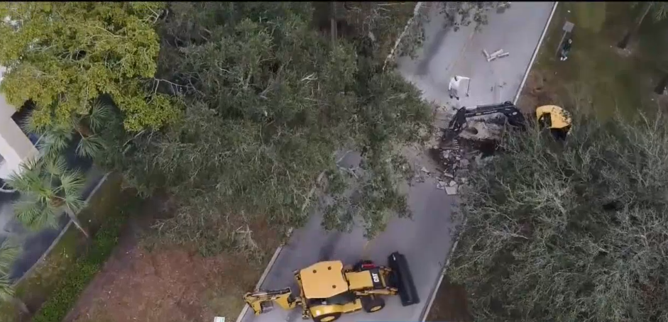 Al mejor estilo de película, este miércoles fue descubierto un hueco en el pavimento de una calle en Pembroke Pines