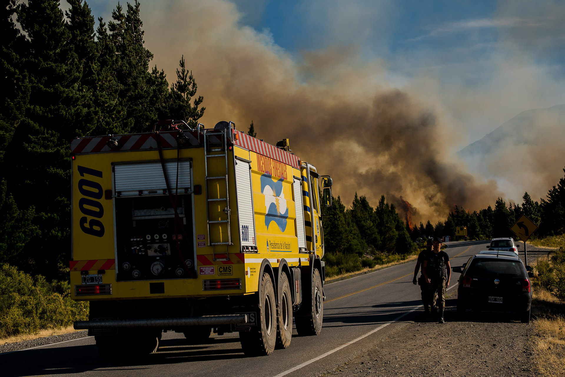 Decenas de dotaciones de bomberos reparten los trabajos entre Epuyén y Lago Puelo