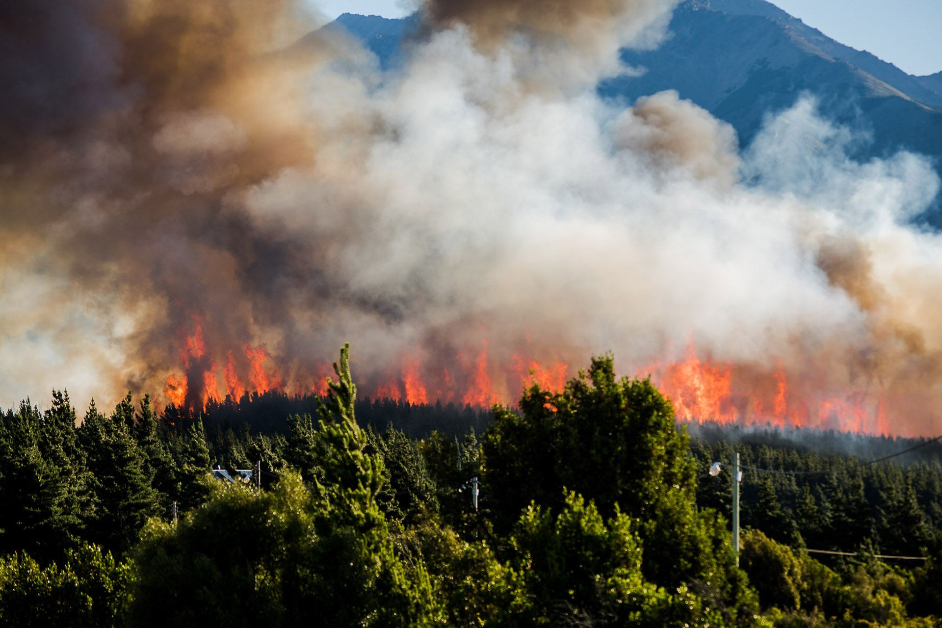 El incendio en la localidad de Epuyén continua activo en todos sus flancos pero fue contenido el foco de fuego en las cercanías de Lago Puelo