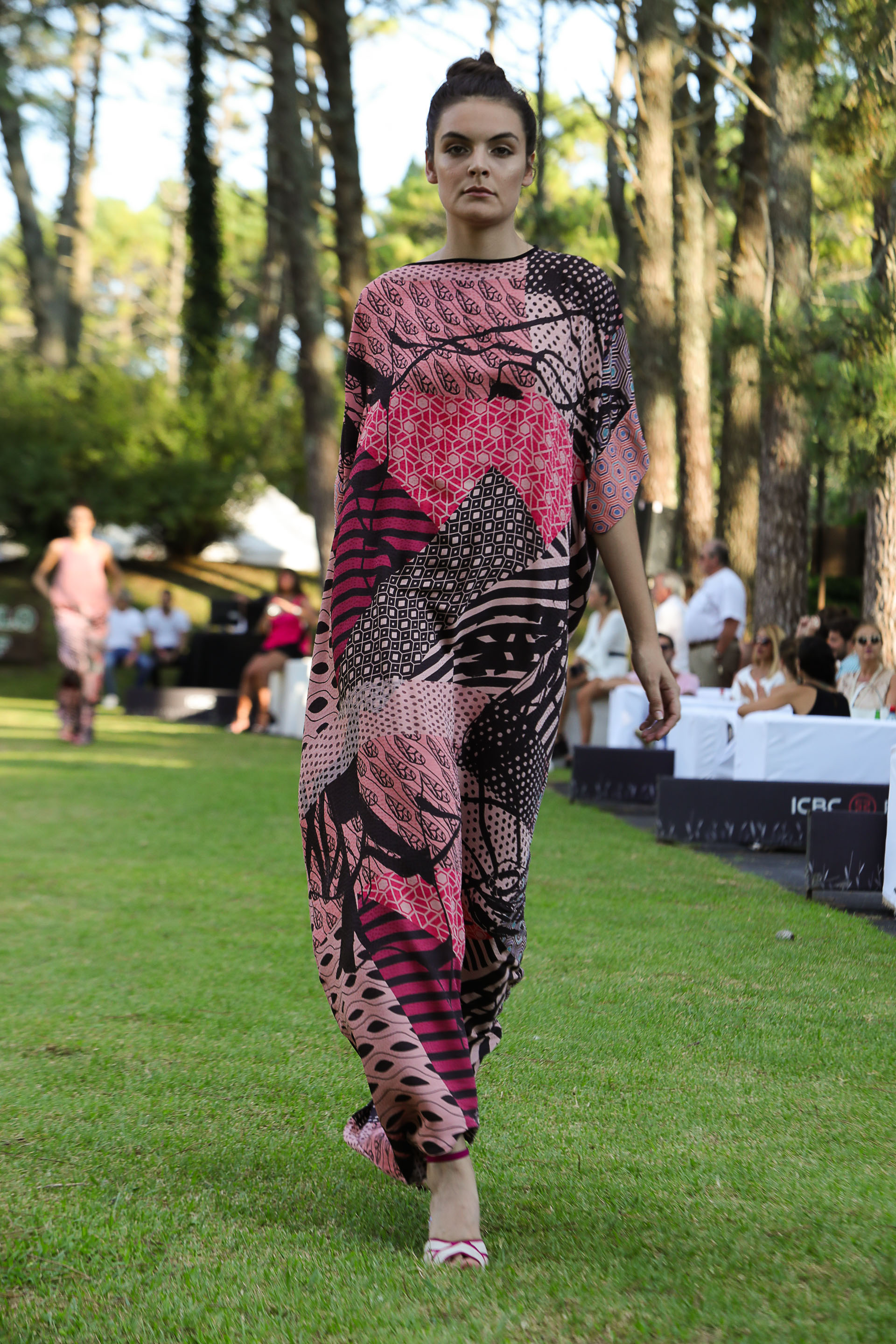 Maxivestido con zapatos de Josefina Ferron.