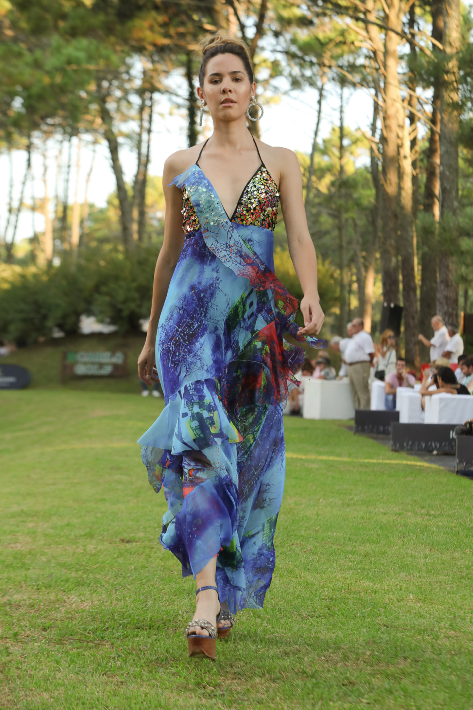 Diseño cruzado con volados y mix de colores.