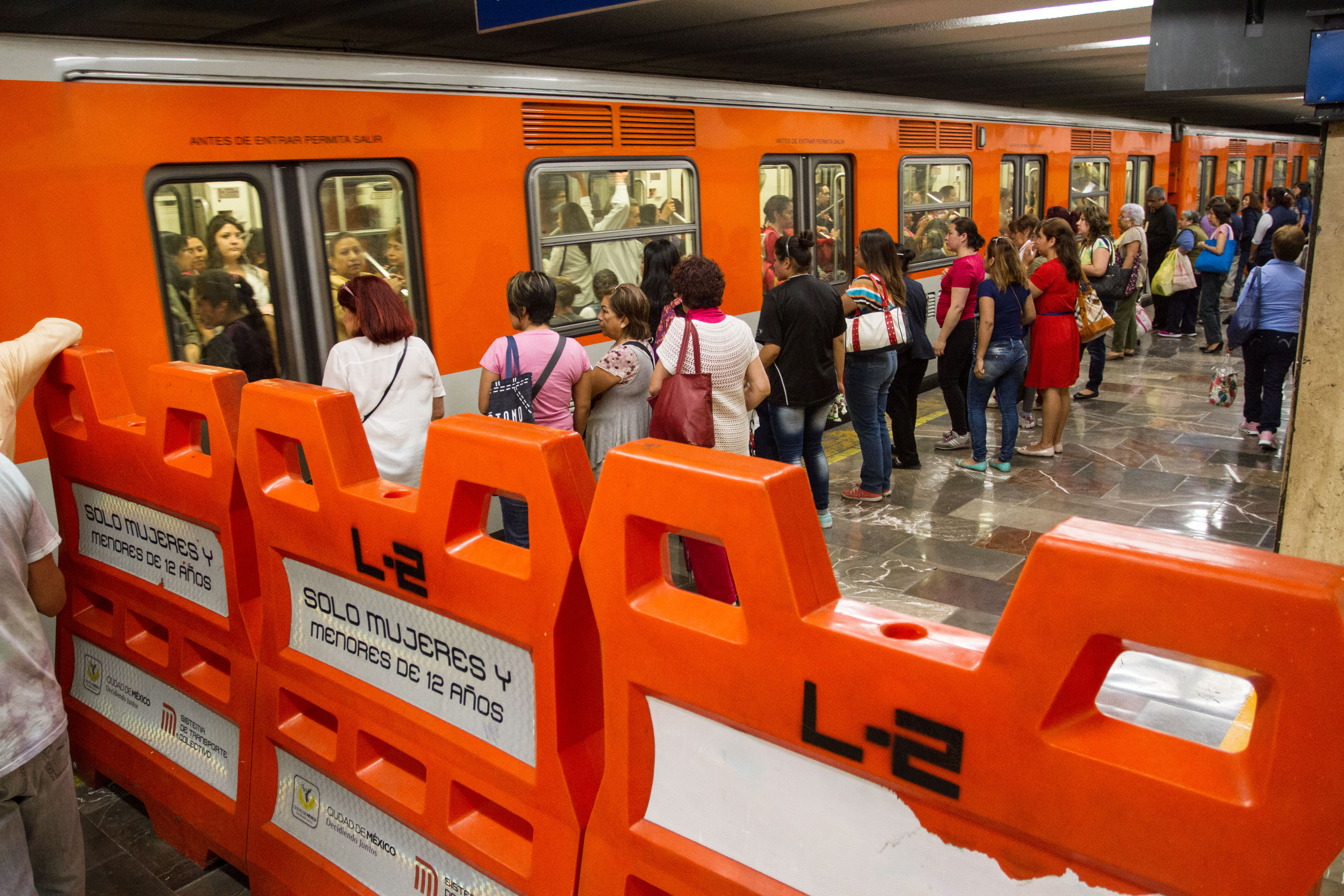 Usuarias del Metro esperan la llegada de uno de los trenes para trasladarse por la CDMX.(FOTO: ISAAC ESQUIVEL /CUARTOSCURO.COM)