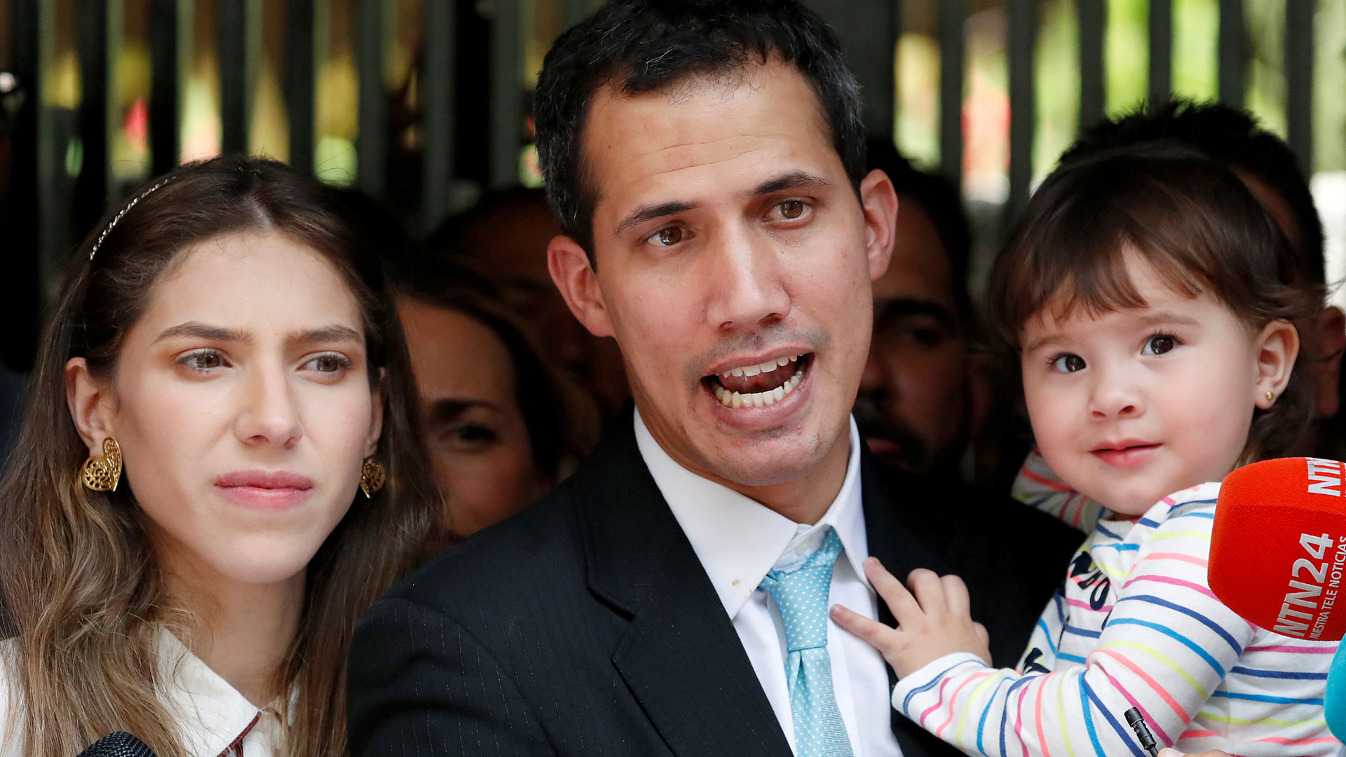 Juan Guaidó junto a su esposa Fabiana Rosales y su hija. (REUTERS/Carlos Garcia Rawlins)