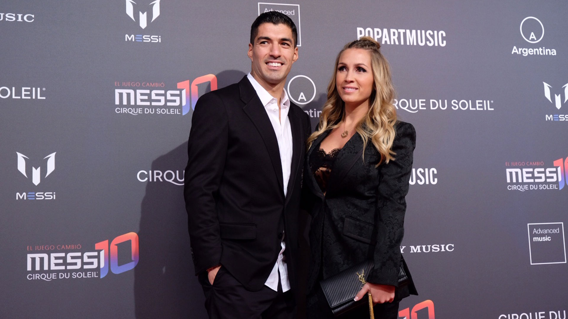 El futbolista del Barcelon FC Luis Suárez y su esposa, Sofia Balbi