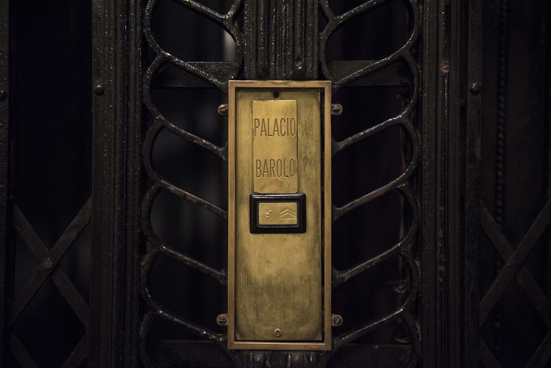 Las visitas consisten en recorrer el Palacio Barolo y los pisos más representativos de los niveles dantescos mientras se cuenta su historia y revelan los significados de todos sus símbolos relacionados con la Divina comedia y la masonería