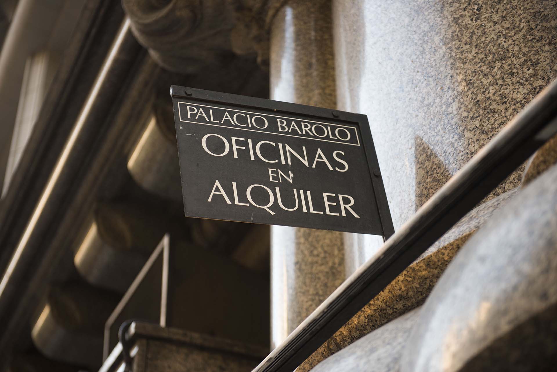 La construcción del arquitecto italiano Mario Palanti se finalizó en 1923, un año después de la muerte de quien encargó el proyecto, el empresario textil italiano Luis Barolo