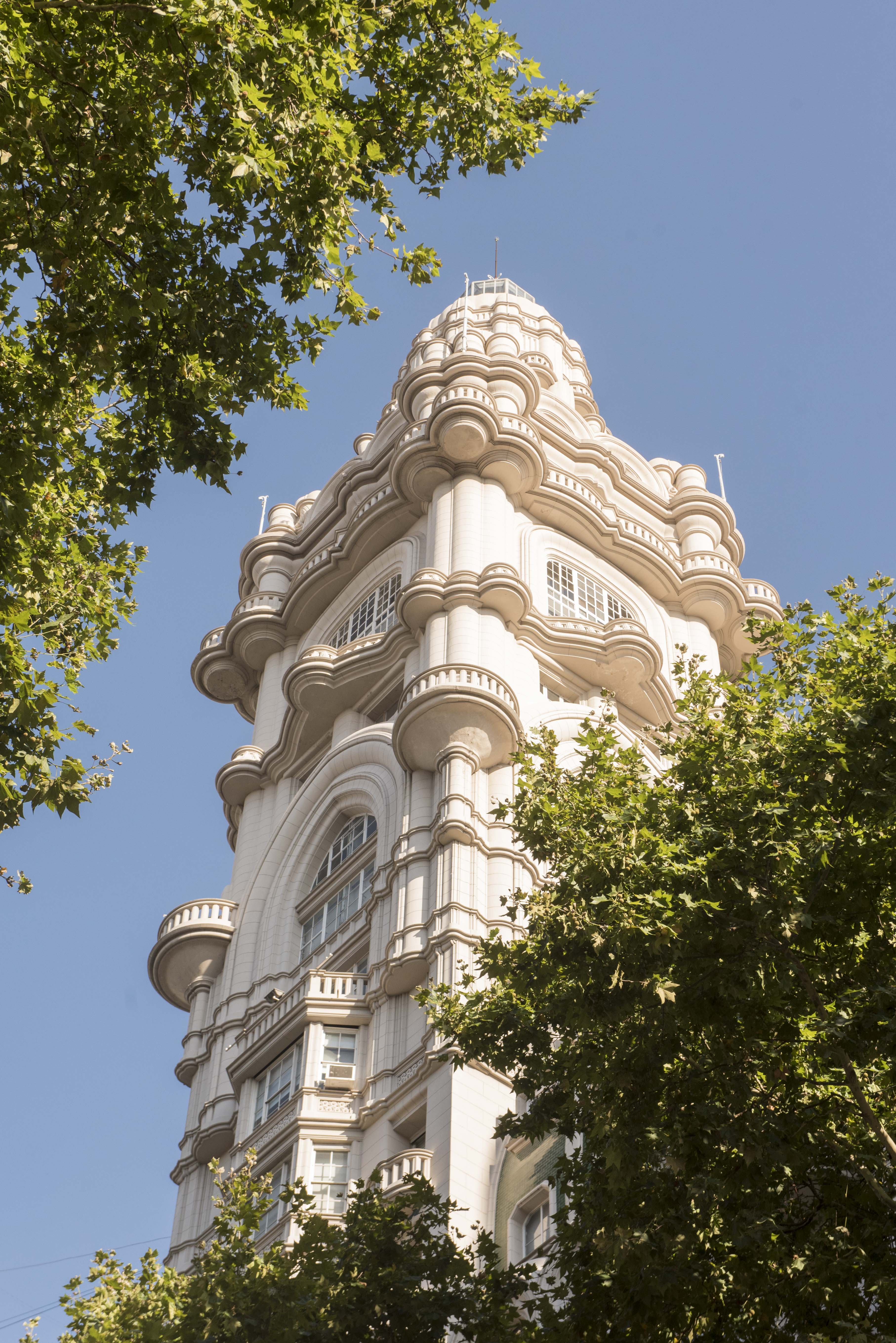 El Palacio Barolo cuenta con su edificio gemelo del otro lado del Río de la Plata. Se trata del Palacio Salvo, construido por el mismo arquitecto en Montevideo, Uruguay, e inaugurado en 1928