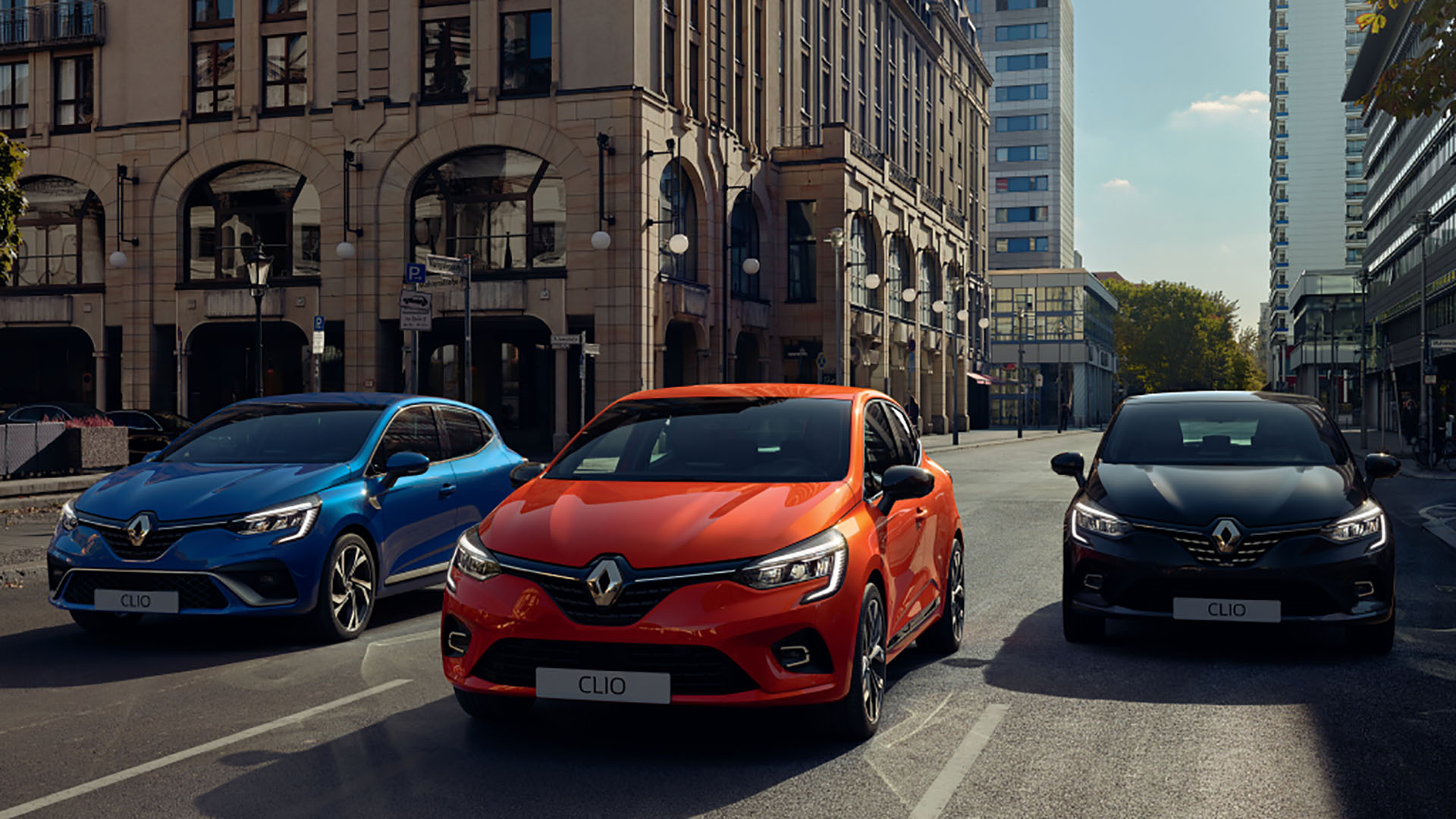 Renault Clio, la versión convencional en el centro, y a los costados las GT Line (izquierda) y Initiale Paris (derecha).