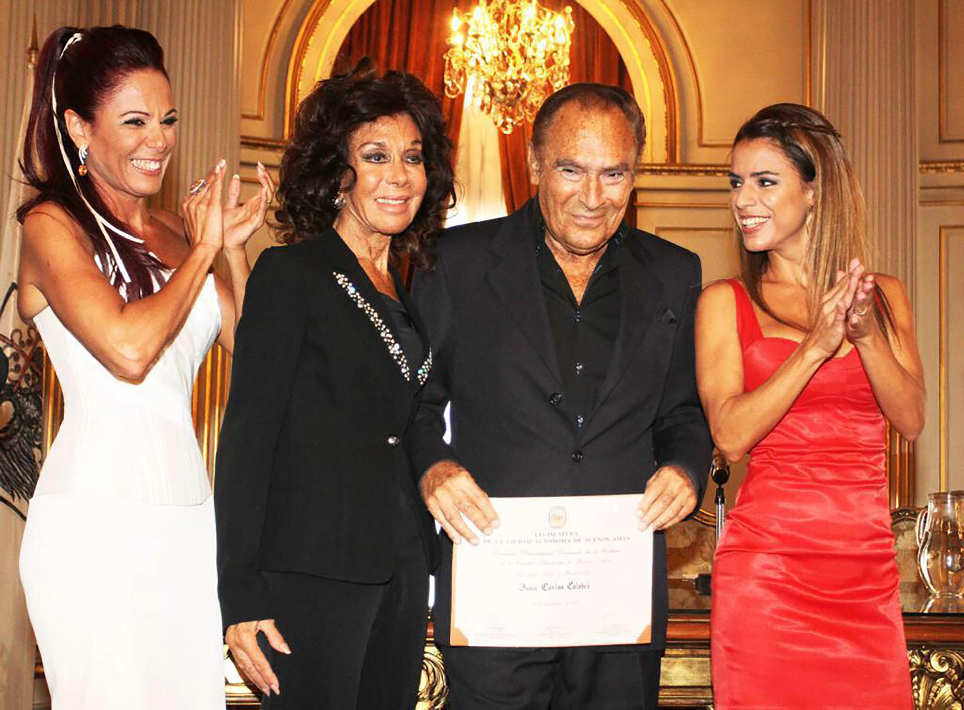 La familia Calabró, unida en el reconocimiento que recibió el humorista como Personalidad Destacada de la Cultura por su trayectoria y su aporte a la cultura