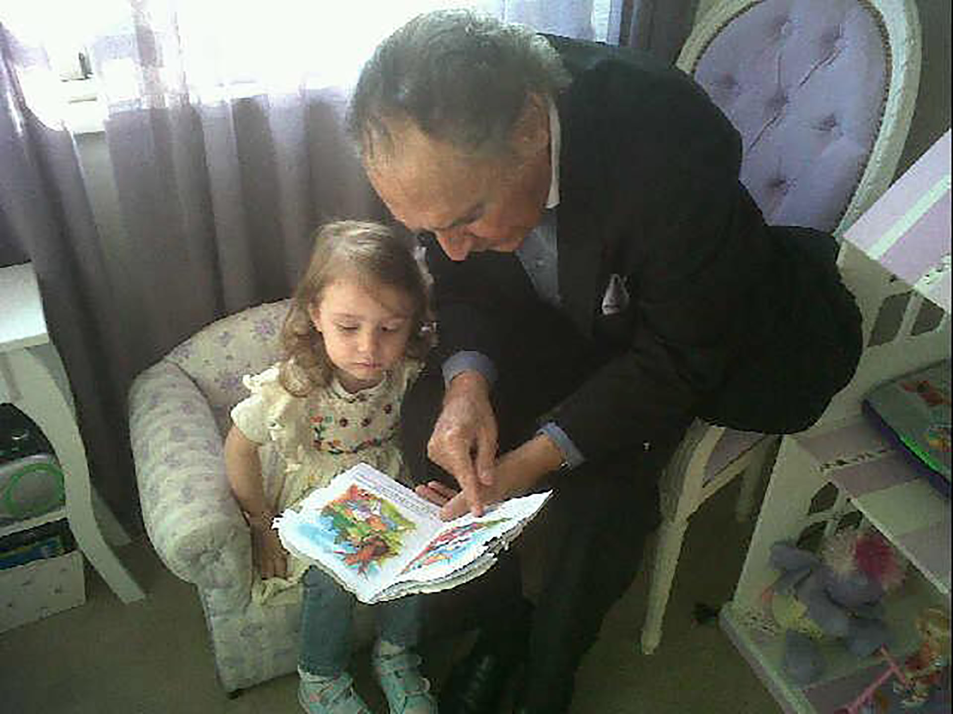 El histórico humorista, jugando con la hija de Marina