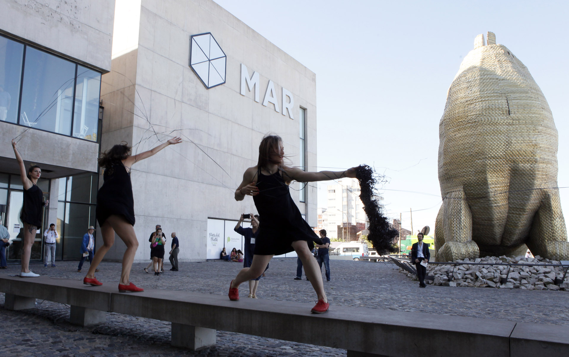 Otro momento de la “performance itinerante”, en la entrada del Museo MAR. Foto: Francisco Mendes