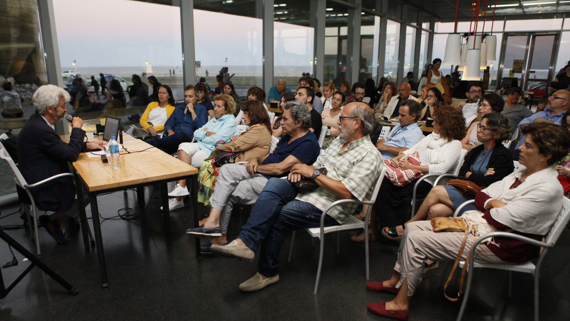Una charla del escritor Carlos Gamerro. Foto: Francisco Mendes