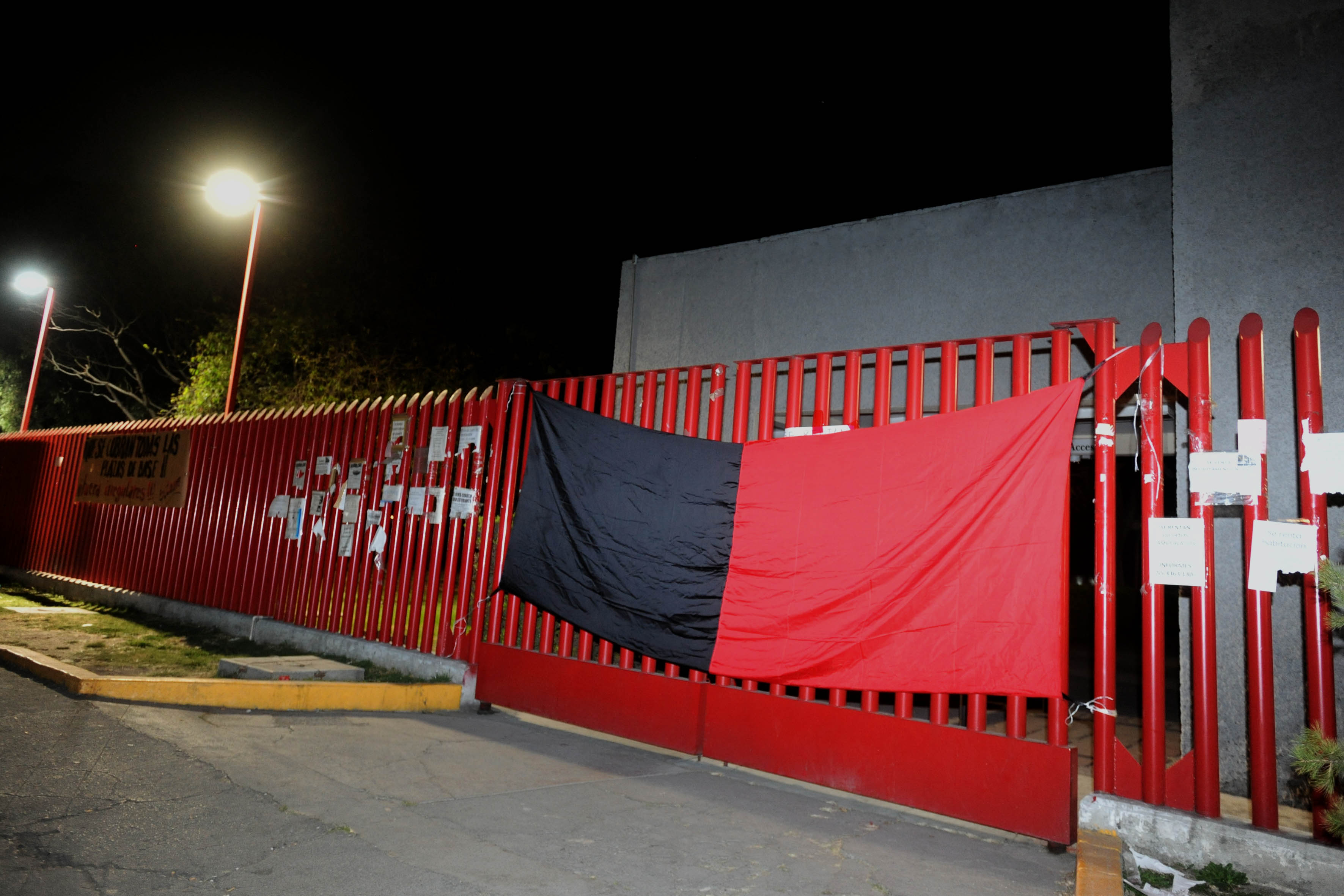 Trabajadores SITUAM colocaron las banderas de huelga al no aceptar el aumento de poco más del 3% a su salario (FOTO: LUIS CARBAYO /CUARTOSCURO.COM)