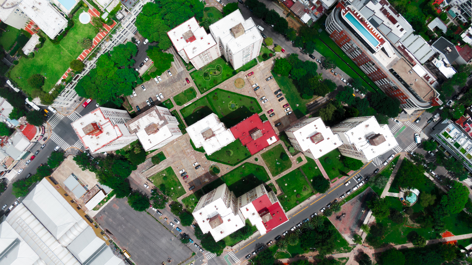 En la esquina de Niceto Vega y Dorrego se encuentra el complejo de edificios que desde el aire presentan una impactante simetría