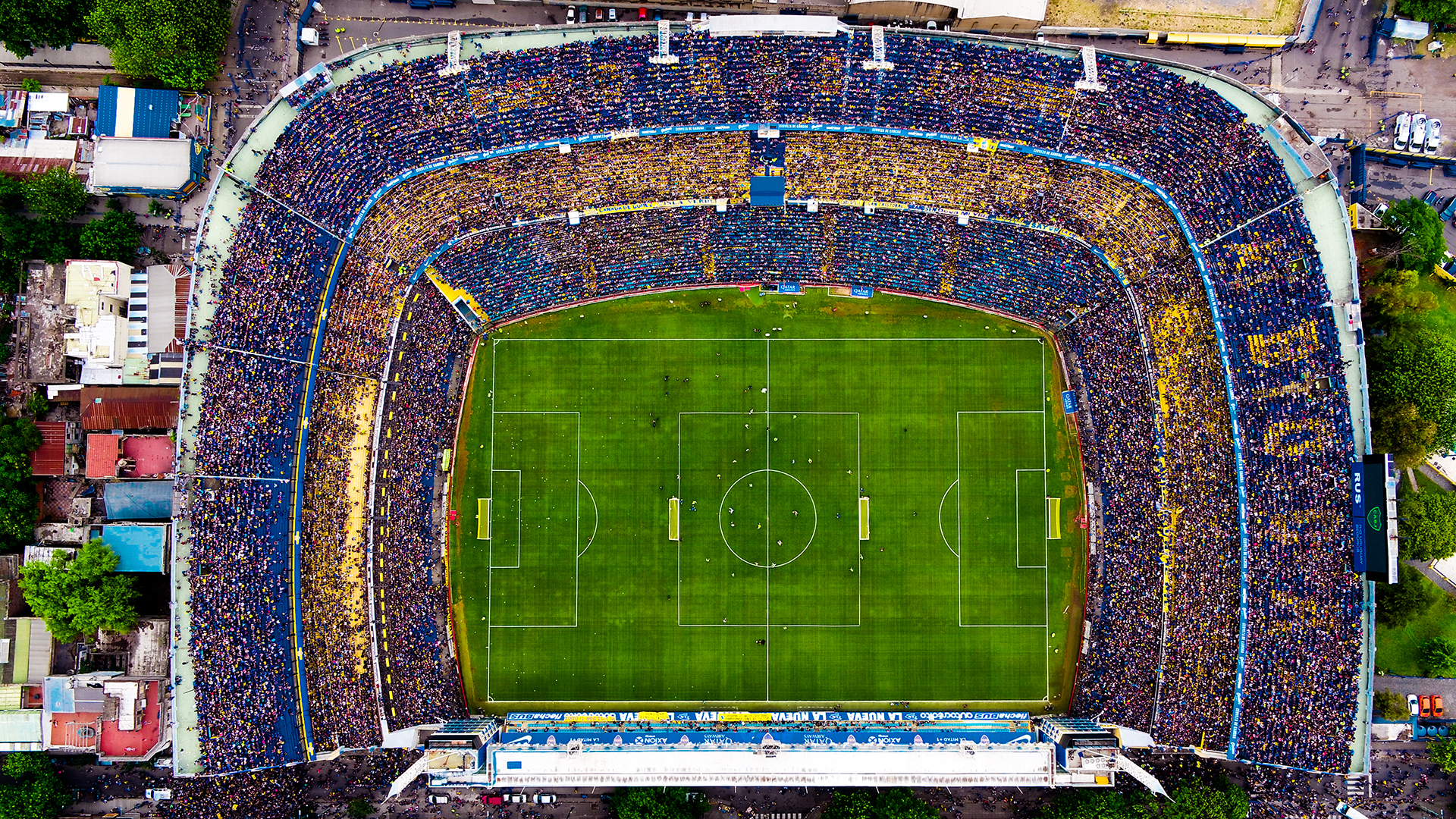 El estadio Alberto J Armando, mejor conocido como “La Bombonera”, pertenece al Club Atlético Boca Juniors y fue inaugurado el 25 de mayo en 1940. Actualmente cuenta con una capacidad para más de 49 mil espectadores.