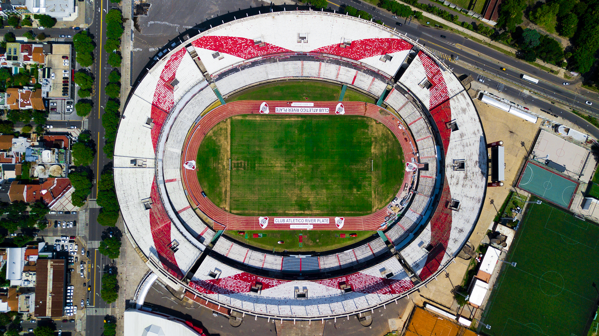 El estadio Monumental pertenece al Club Atlético River Plate y está ubicado en Núñez. Fue inaugurado en 1938 por Antonio Vespucio Liberti, presidente del club en aquel entonces y el actual mandatario Rodolfo Donofrio planea modificarlo.