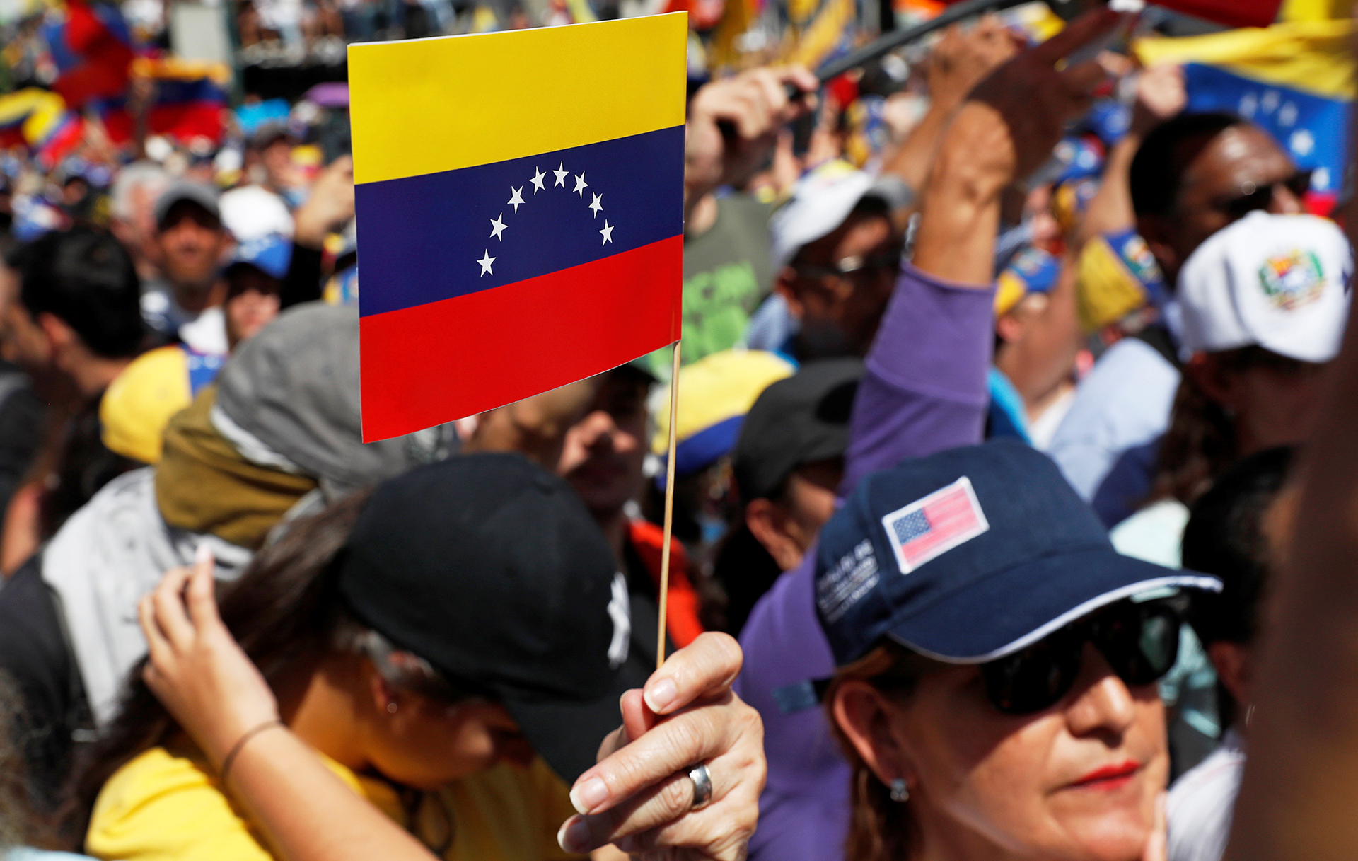 Banderas de Venezuela y de los Estados Unidos en la marcha opositora en Venezuela (REUTERS/Carlos Garcia Rawlins)