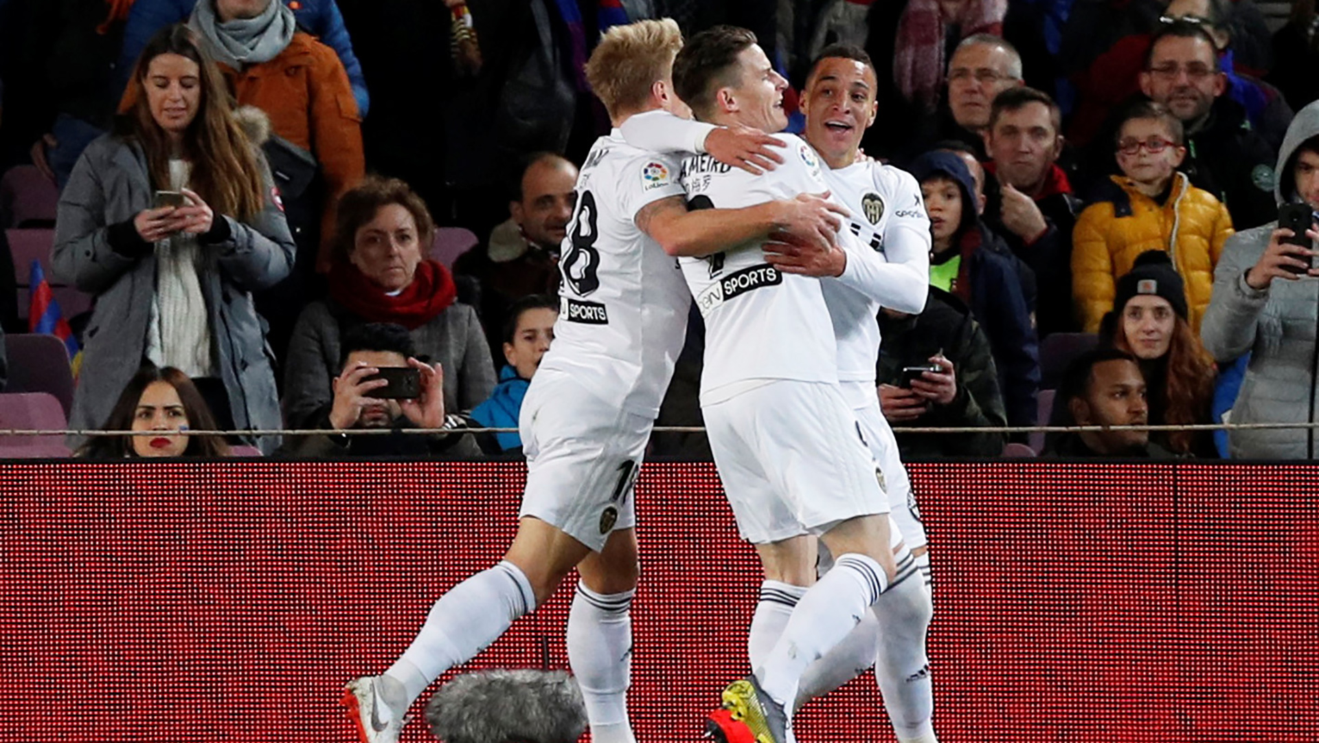 El Valencia inició ganando en el Camp Nou con un gol de Kevin Gameiro (REUTERS)