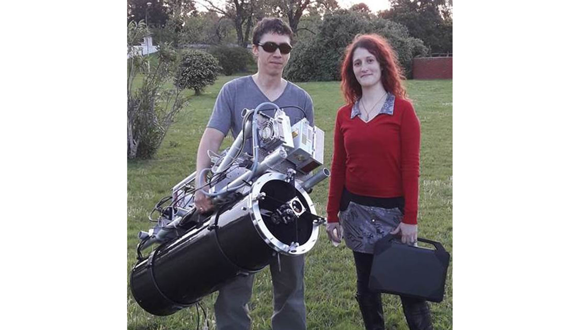 Ezequiel y Nadia posan con el prototipo de radar móvil