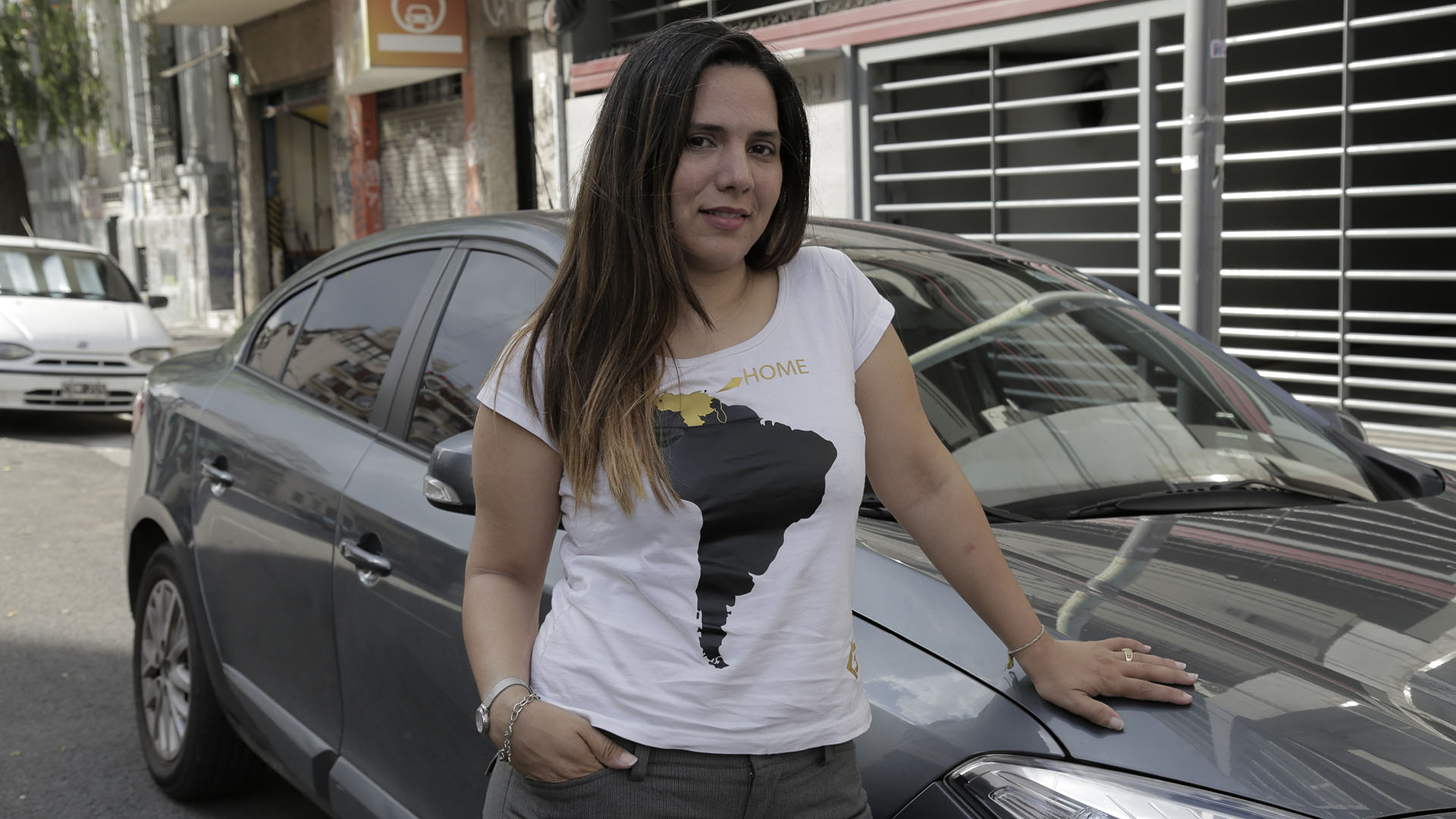 Carolina Roldán trabaja como conductora por las calles porteñas con su vehículo (Fotos: Diego Barbatto)