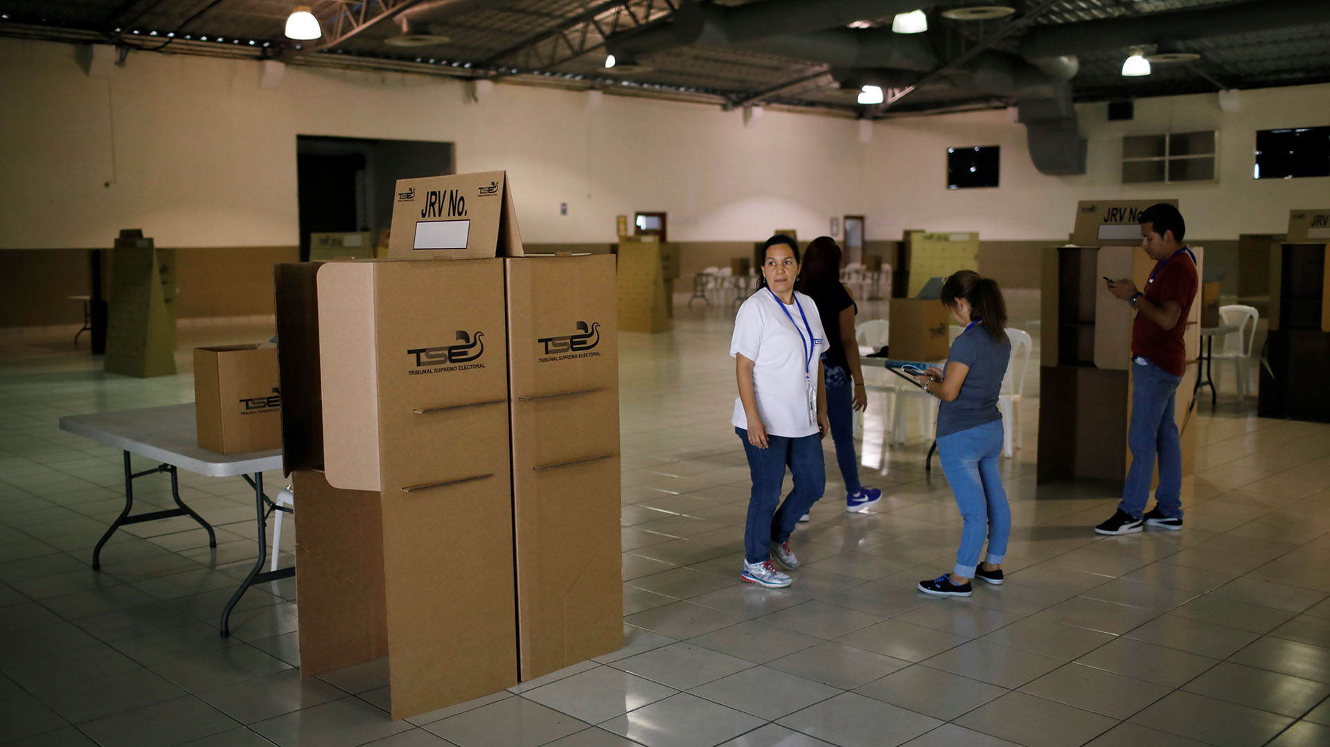 Las casillas y las urnas listas para este domingo (REUTERS/Jose Cabezas)