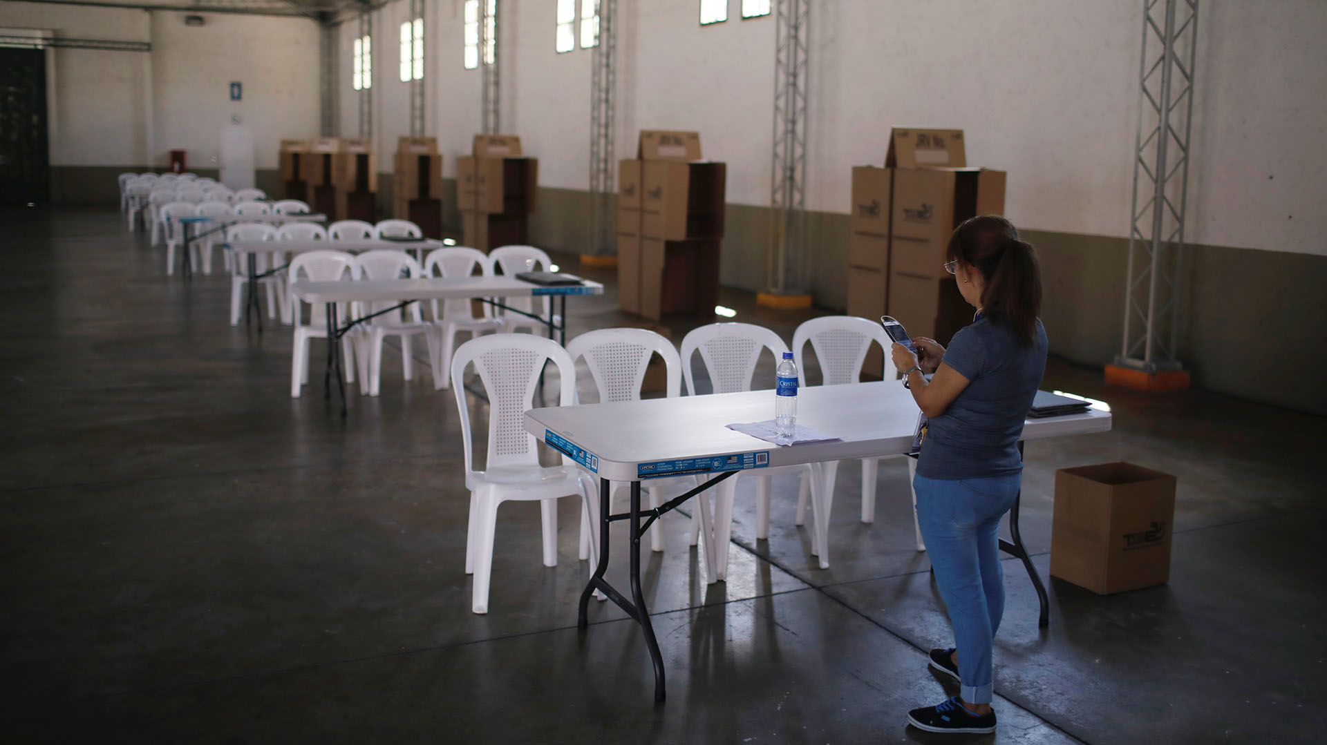 Un centro de votación listo para recibir a los electores (REUTERS/Jose Cabezas)