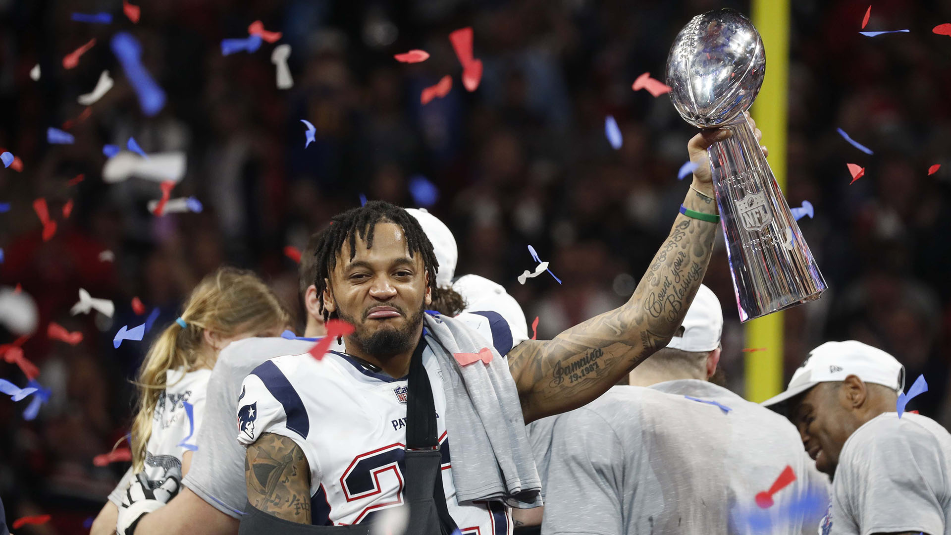 Patrick Chung de los New England Patriots celebra con el Trofeo Vince Lombardi luego de ganar el Super Bowl LIII.