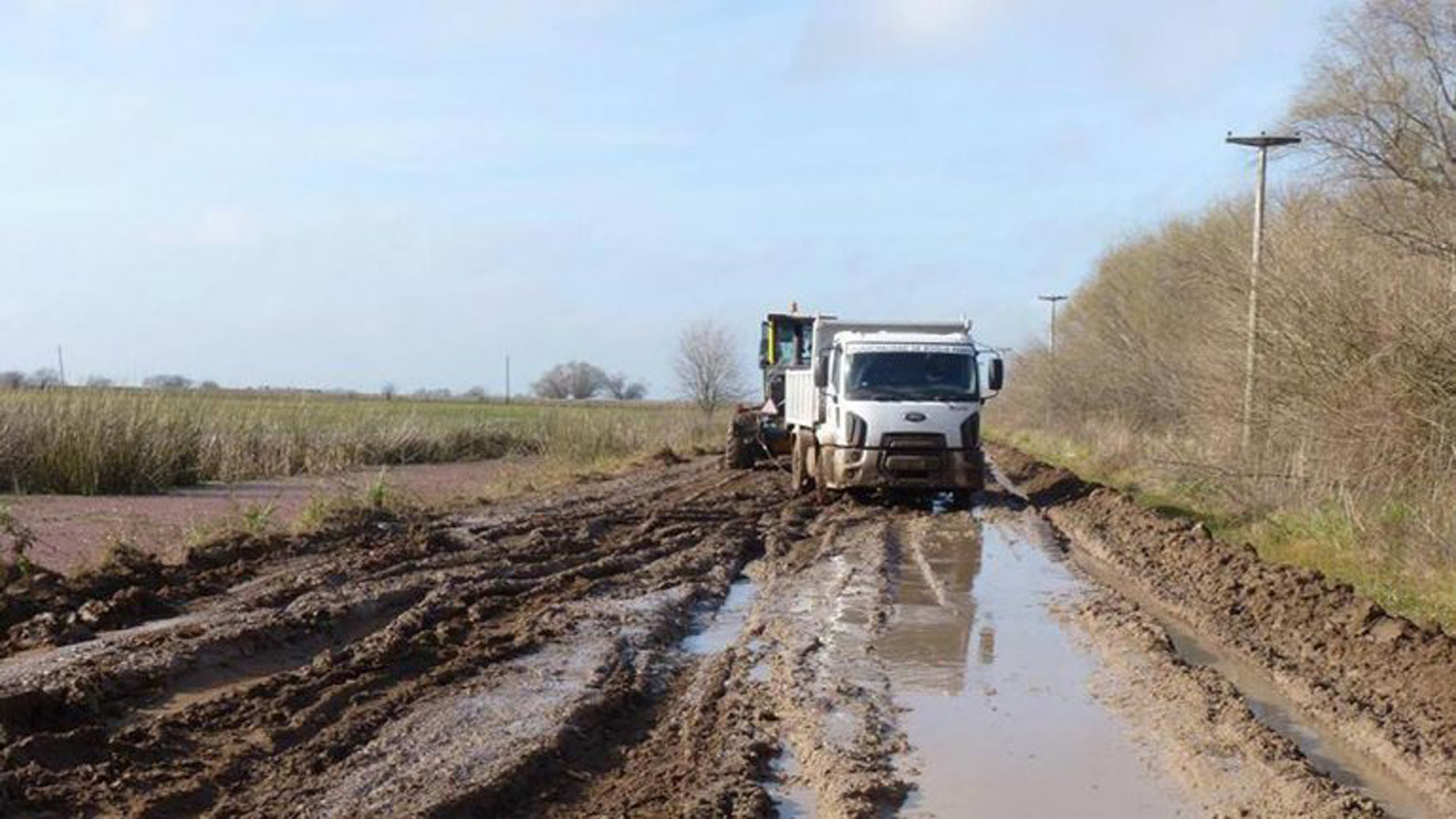 Los caminos rurales incluidos en los beneficios que otorga la Ley de Emergencia Agropecuaria. Por otro lado, la Bolsa de Comercio de Rosario recamó por una Ley de Seguros Agrícolas.