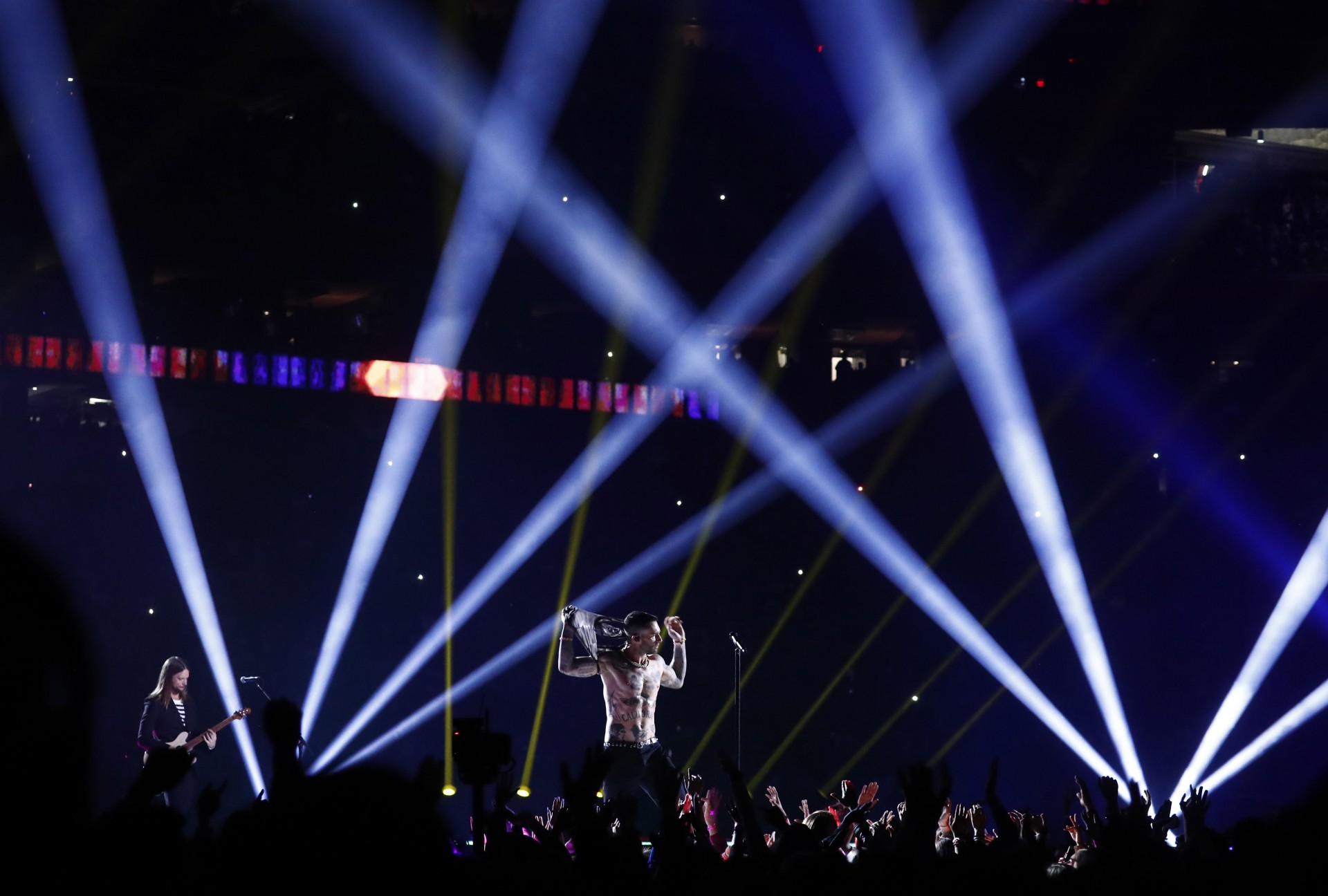 Adam Levine de Maroon 5 durante el medio tiempo del Super Bowl.