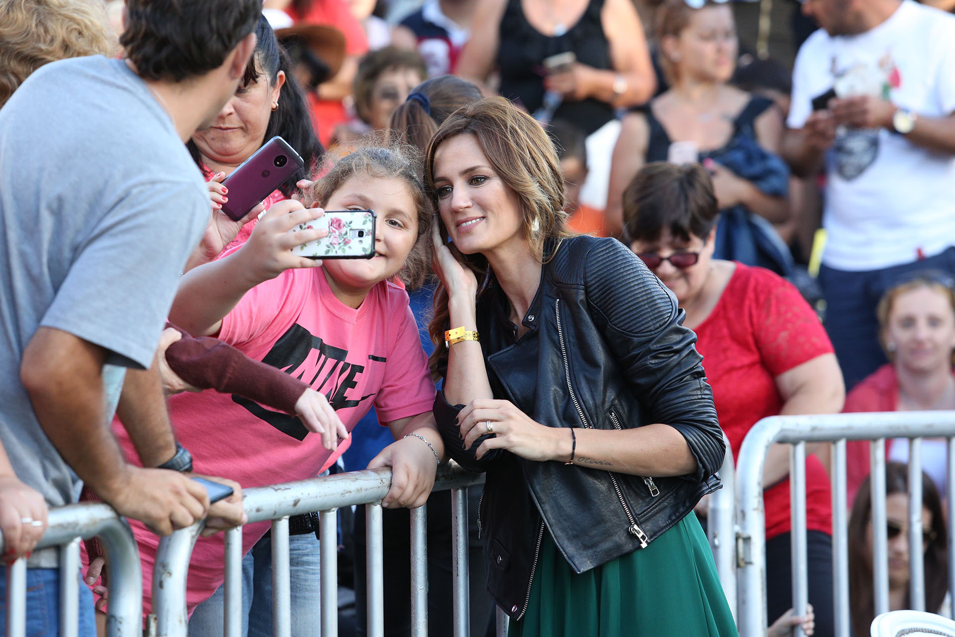Paula Chaves, tomándose una selfie con una fan