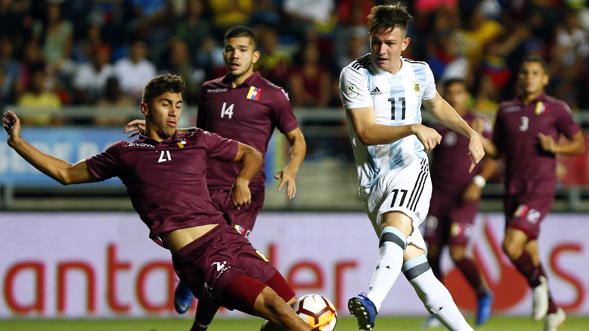 Rancagua 04 de Febrero 2019 / Ignacio Anzola (i) y Anibal Moreno (d) disputan el balón durante la segunda fecha del hexagonal final del Sudamericano Sub 20 Chile 2019, entre las selecciones de Venezuela vs Argentina, jugado en el Estadio El Teniente. FOTO: Pablo Vera-Lisperguer – Xpress Media