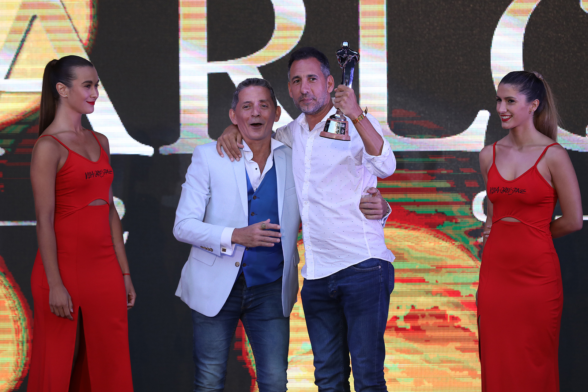 Ezequiel Corbo, socio de Fede Hoppe y el Chato Prada en DABOPE, sostiene uno de los premios que ganó su obra, “Locos por Luisa”